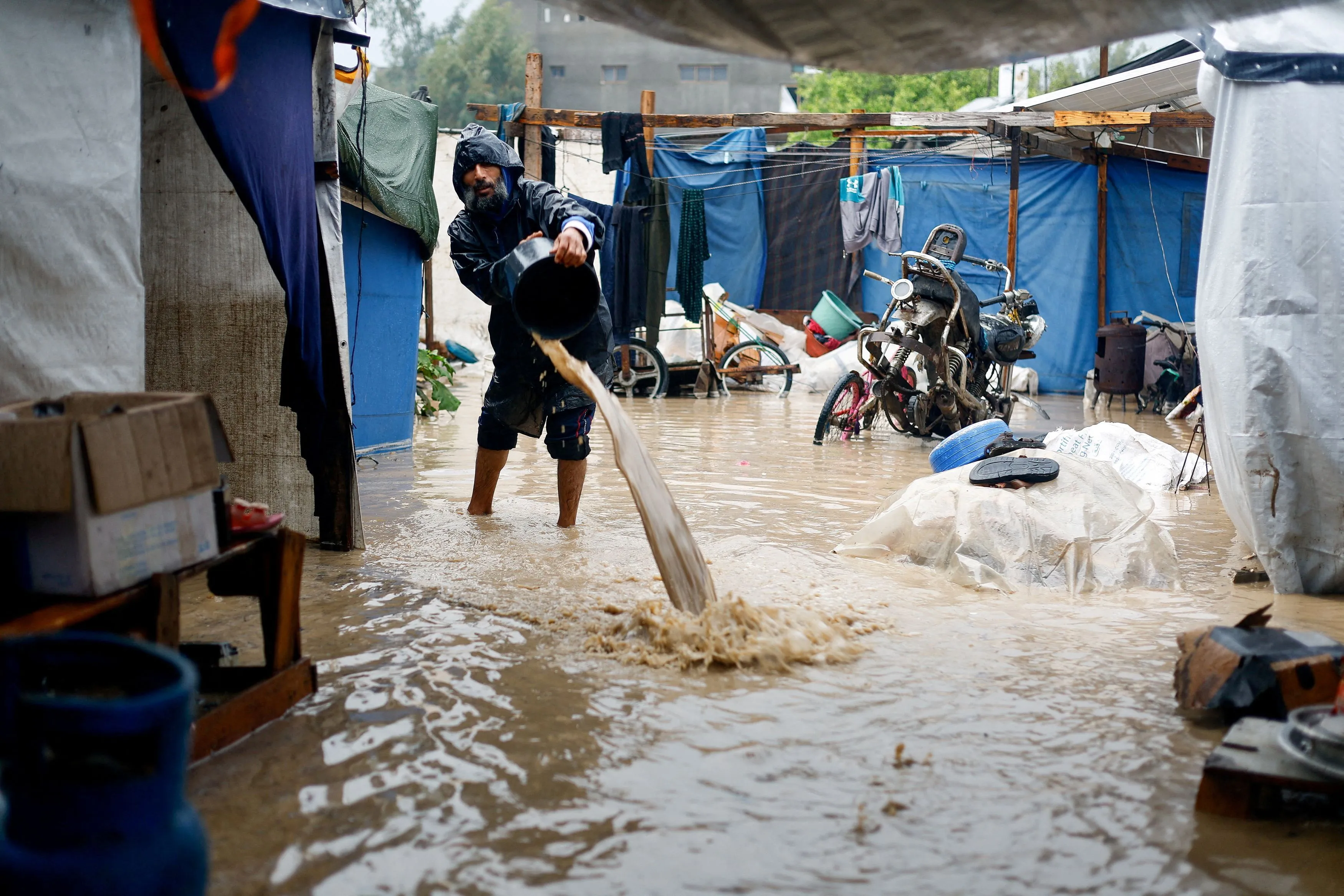 Tutto è allagato nel campo di Nuseirat, nella parte centrale della Striscia. Non ci sono nemmeno mezzi per aspirare l'acqua che rende tutto inutilizzabile /Reuters