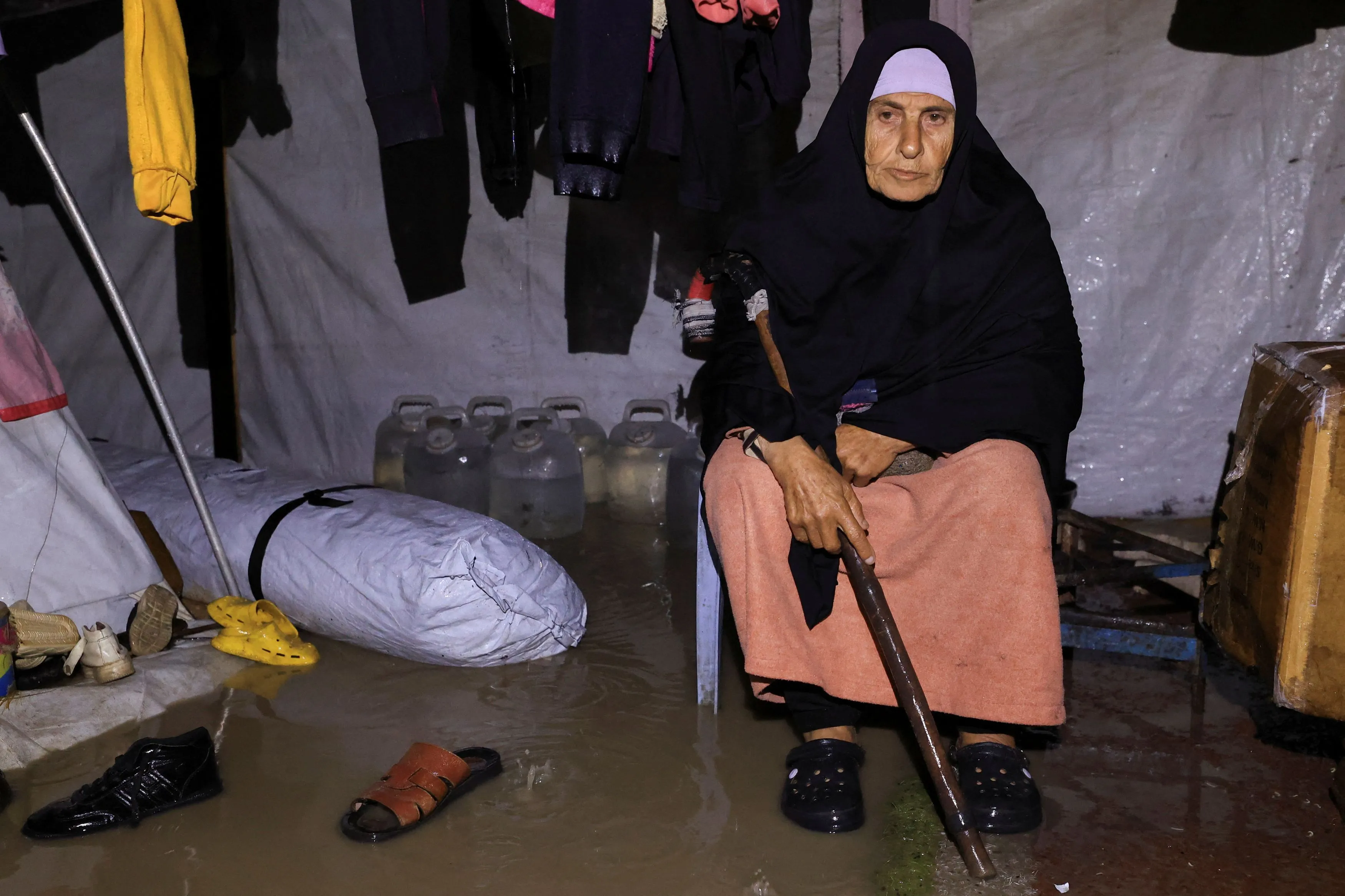 La disperazione di una donna in una tenda di Gaza City in cui non è rimasto più niente di asciutto /Reuters