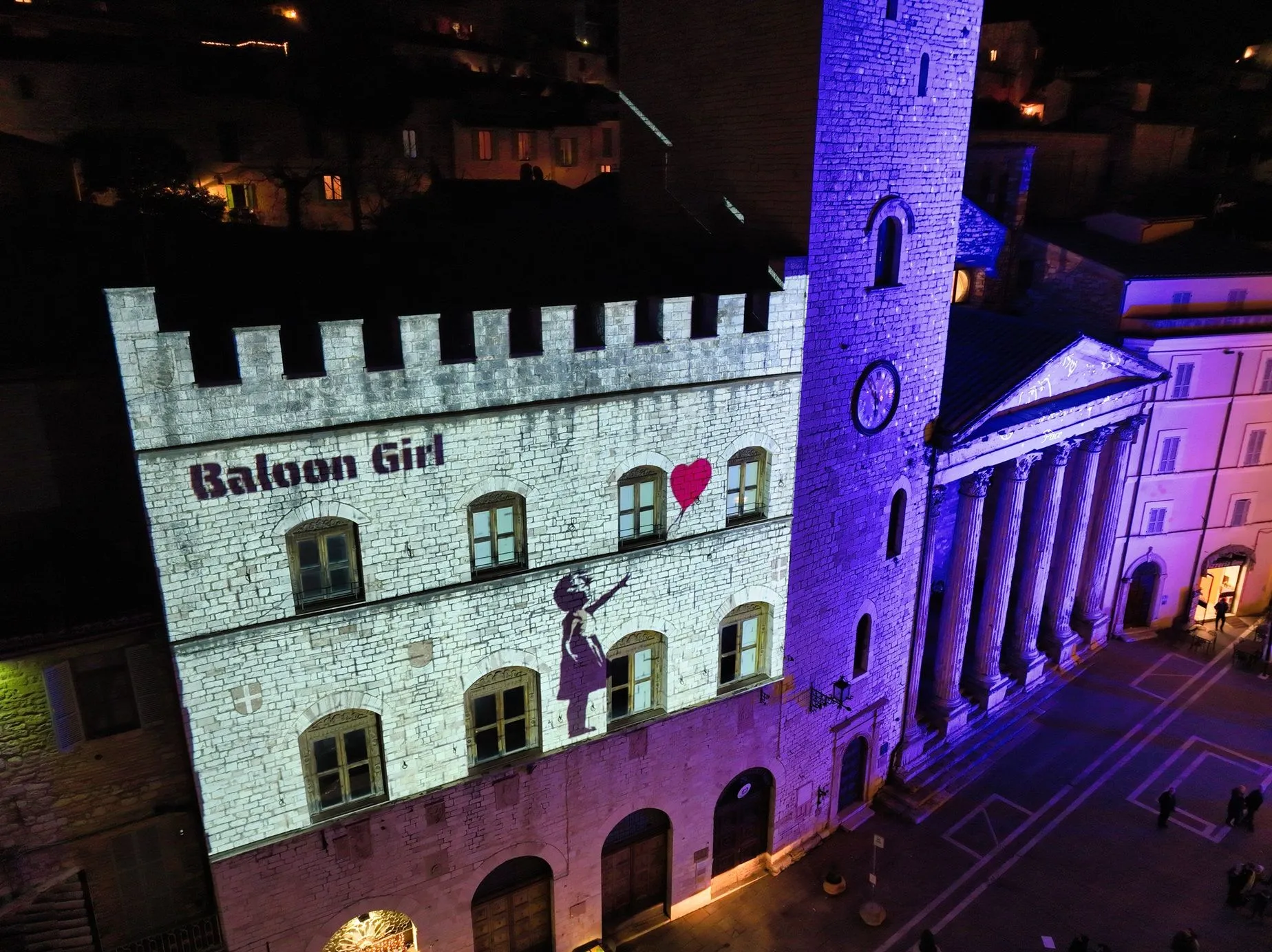 Banksy illumina la piazza del Comune / Ufficio stampa Città di Assisi