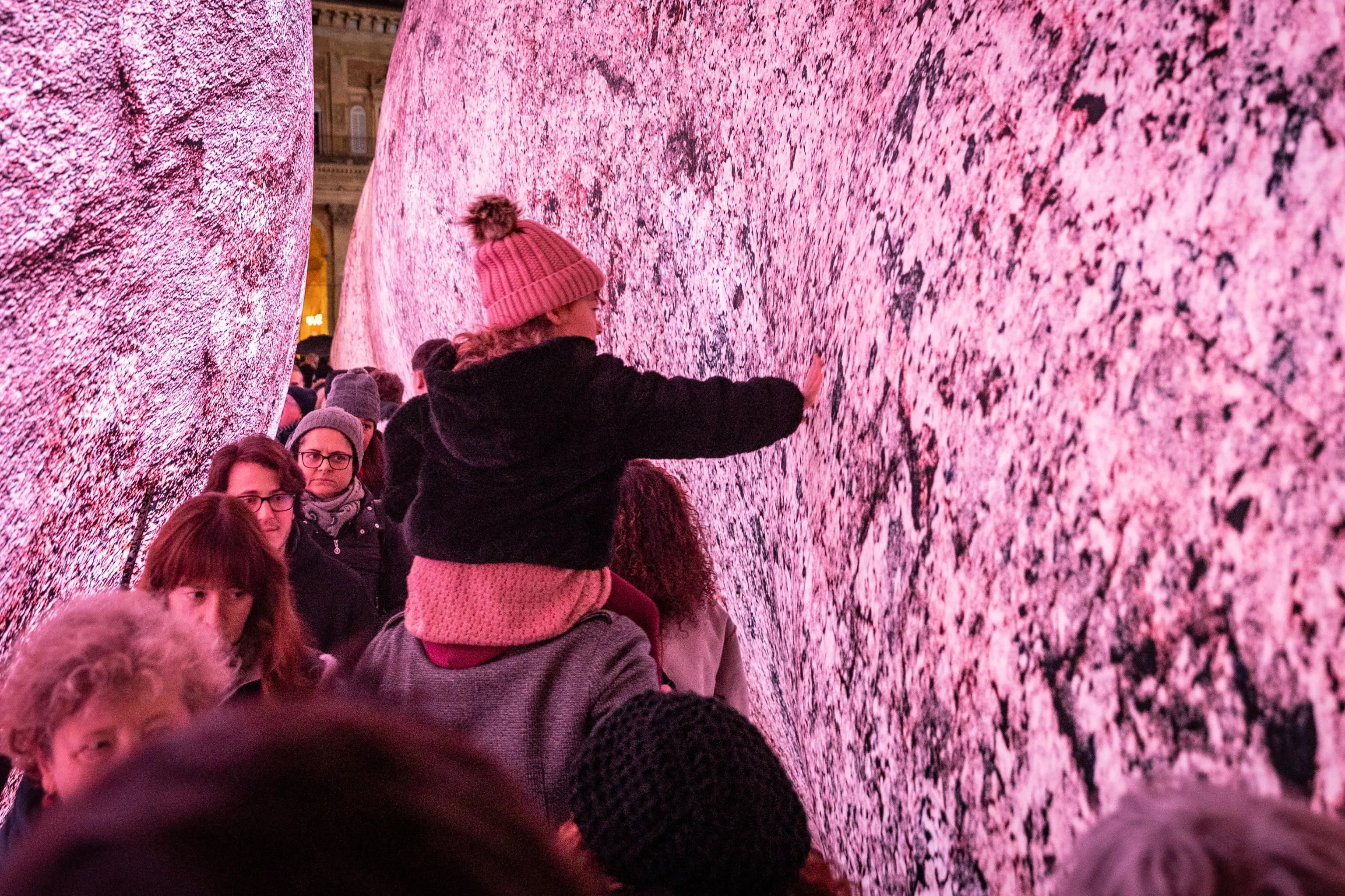 Il progetto Iwagumi-Dismisura dello studio australiano Eness, è esposto in piazza Maggiore, a Bologna, dal 21 al 26 dicembre, 21 dicembre 2025. L'installazione porta per la prima volta in una città europea l'estetica giapponese dell'iwagumi, una composizione asimmetrica di rocce naturali inserite in un paesaggio urbano nel quale la luce cambia, i suoni si espandono e gli spazi si trasformano. ANSA/MAX CAVALLARI