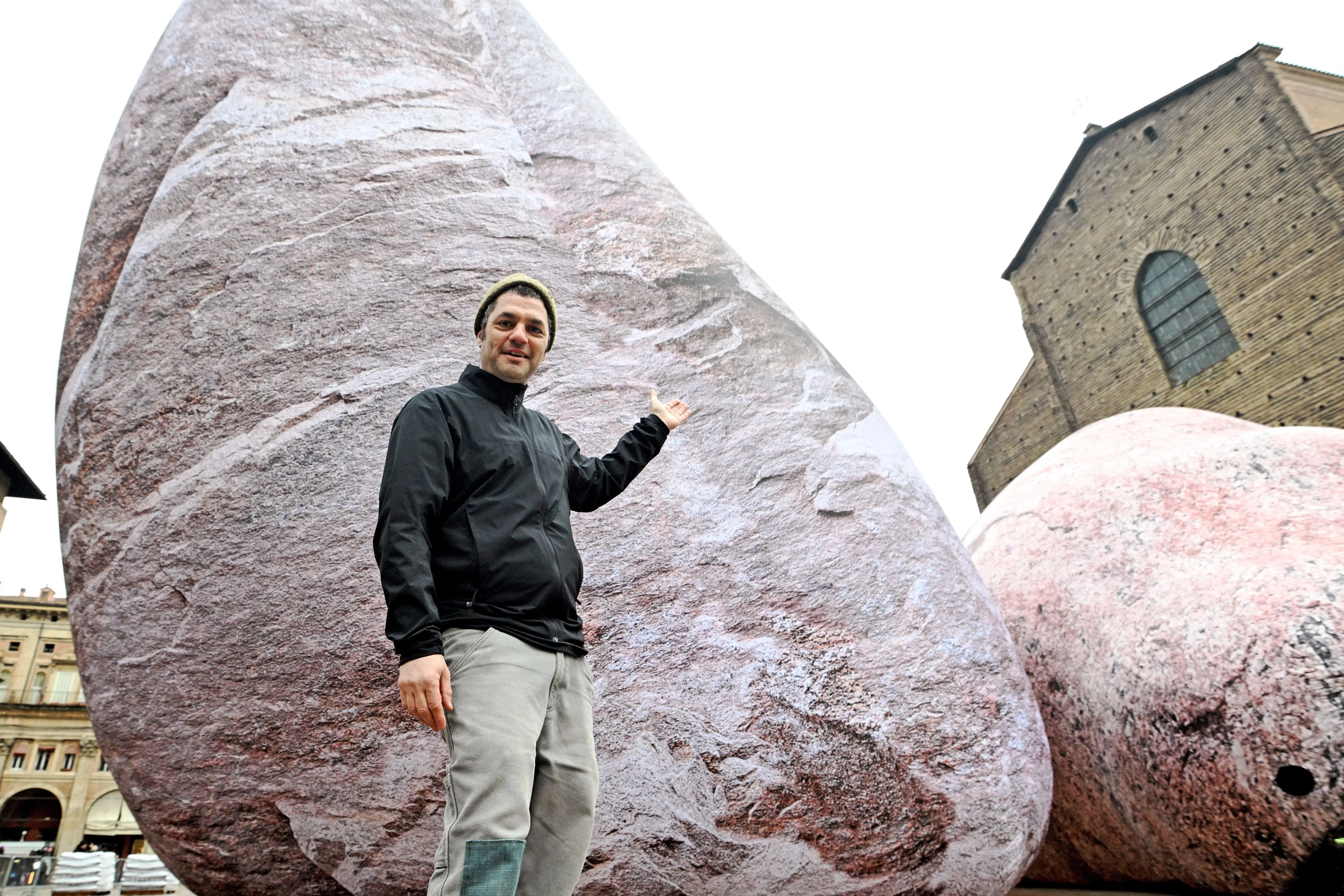 Nimrod Weis, creativo e direttore dello studio australiano Eness, autore dell'opera "Iwagumi - Dismisura", installata in piazza Maggiore, a Bologna.