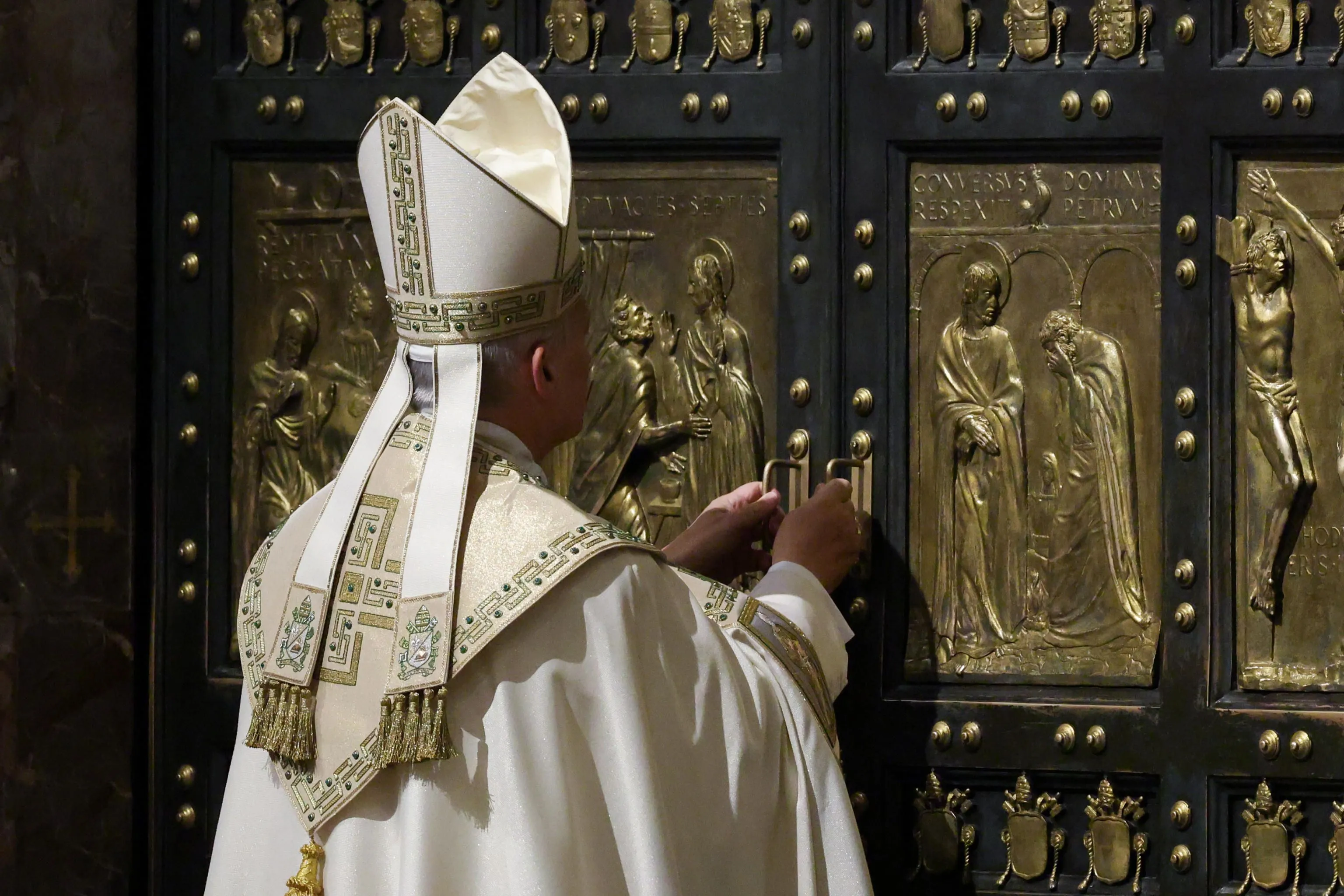 Papa Leone XIV chiude la Porta Santa nella Basilica di San Pietro / REUTERS