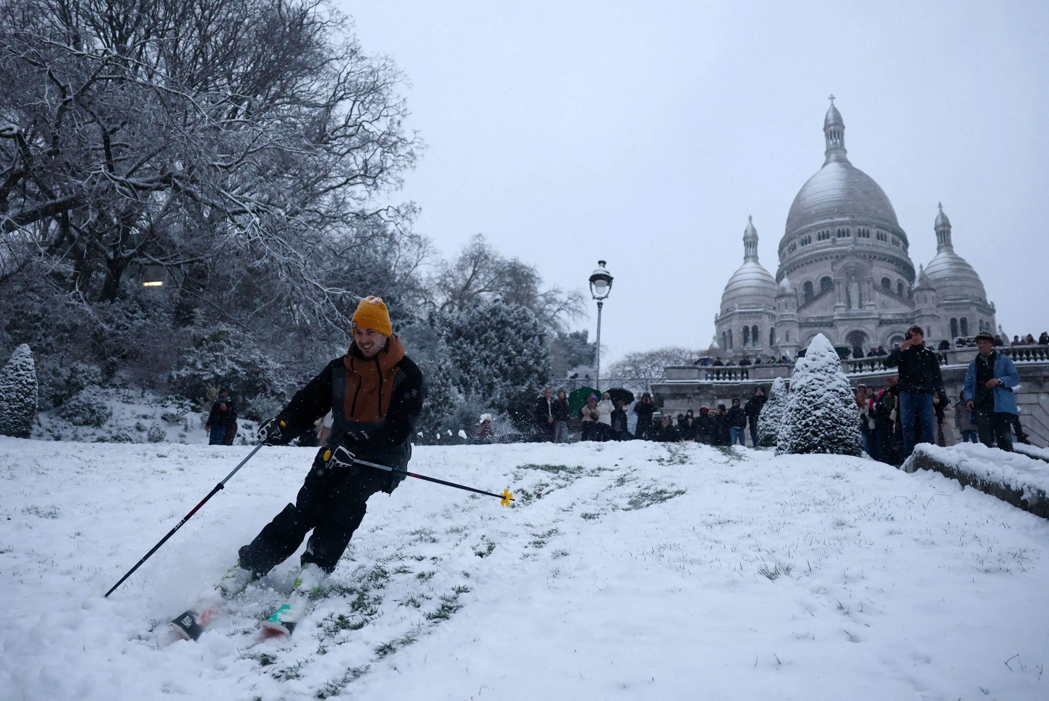 Un altro momento della spettacolare discesa / REUTERS