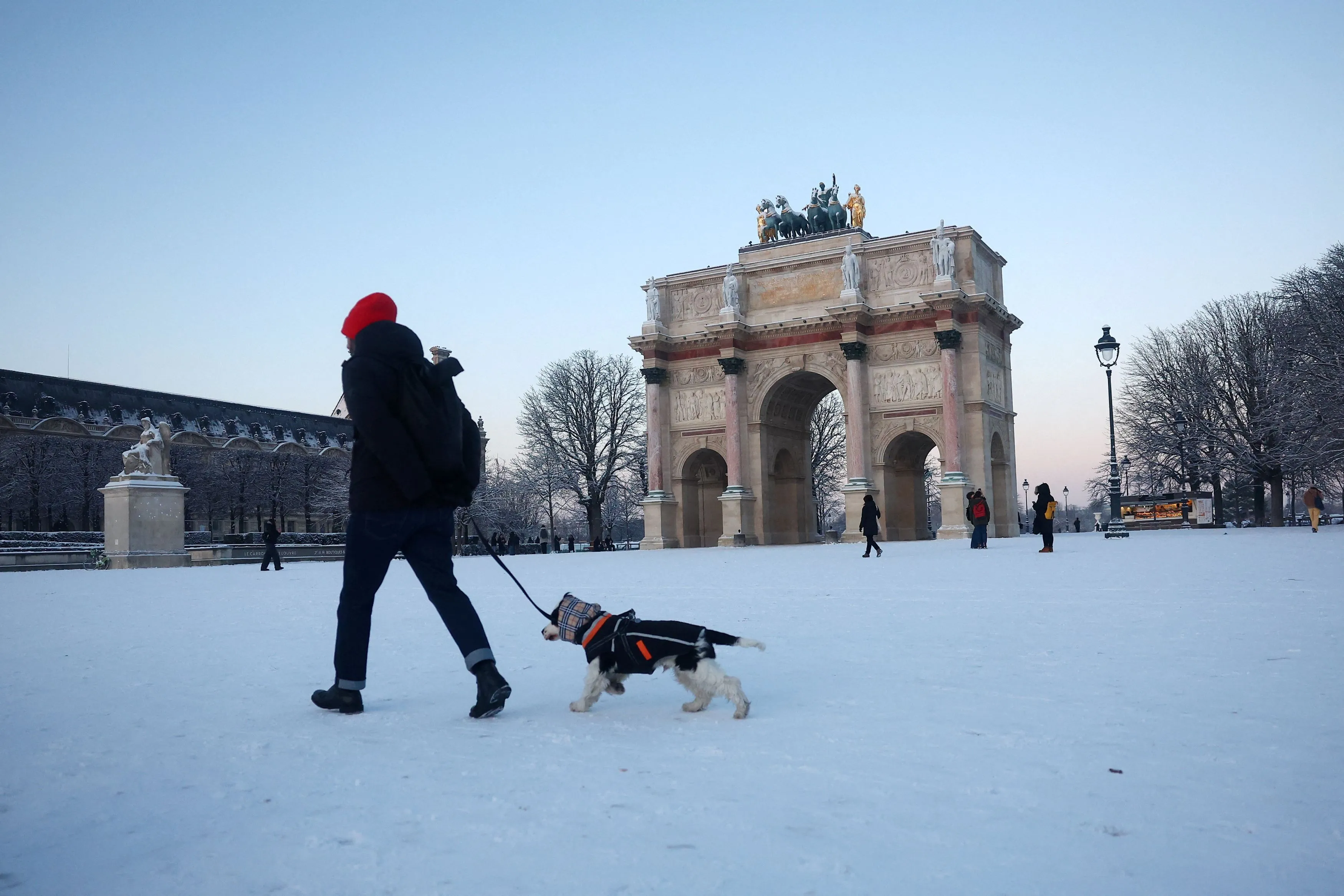 Sempre vicino all'Arc de Triomphe, i giardini di Tuileries ricoperti di neve / REUTERS