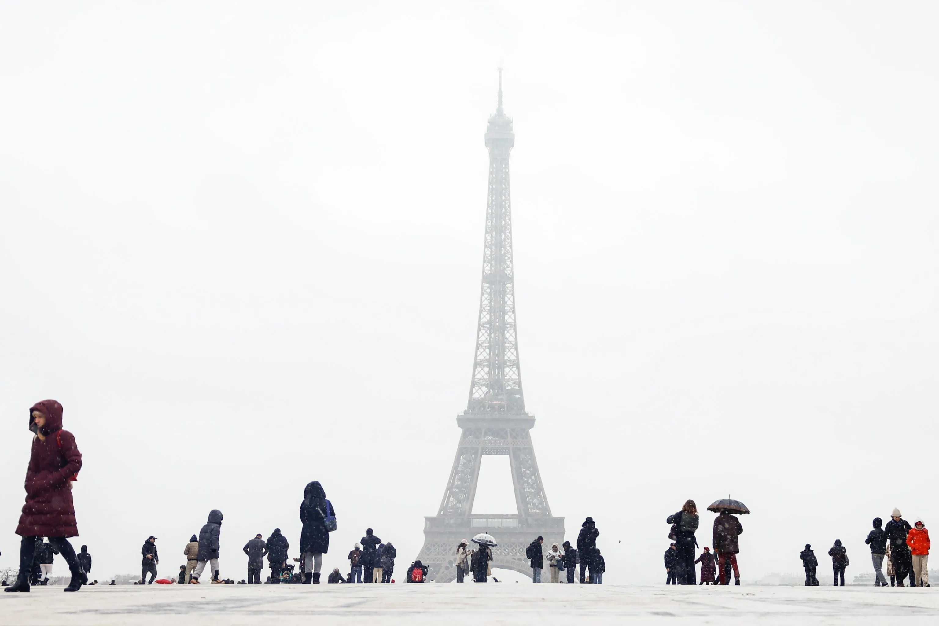 Un'altra immagine della Tour Eiffel sotto la neve 