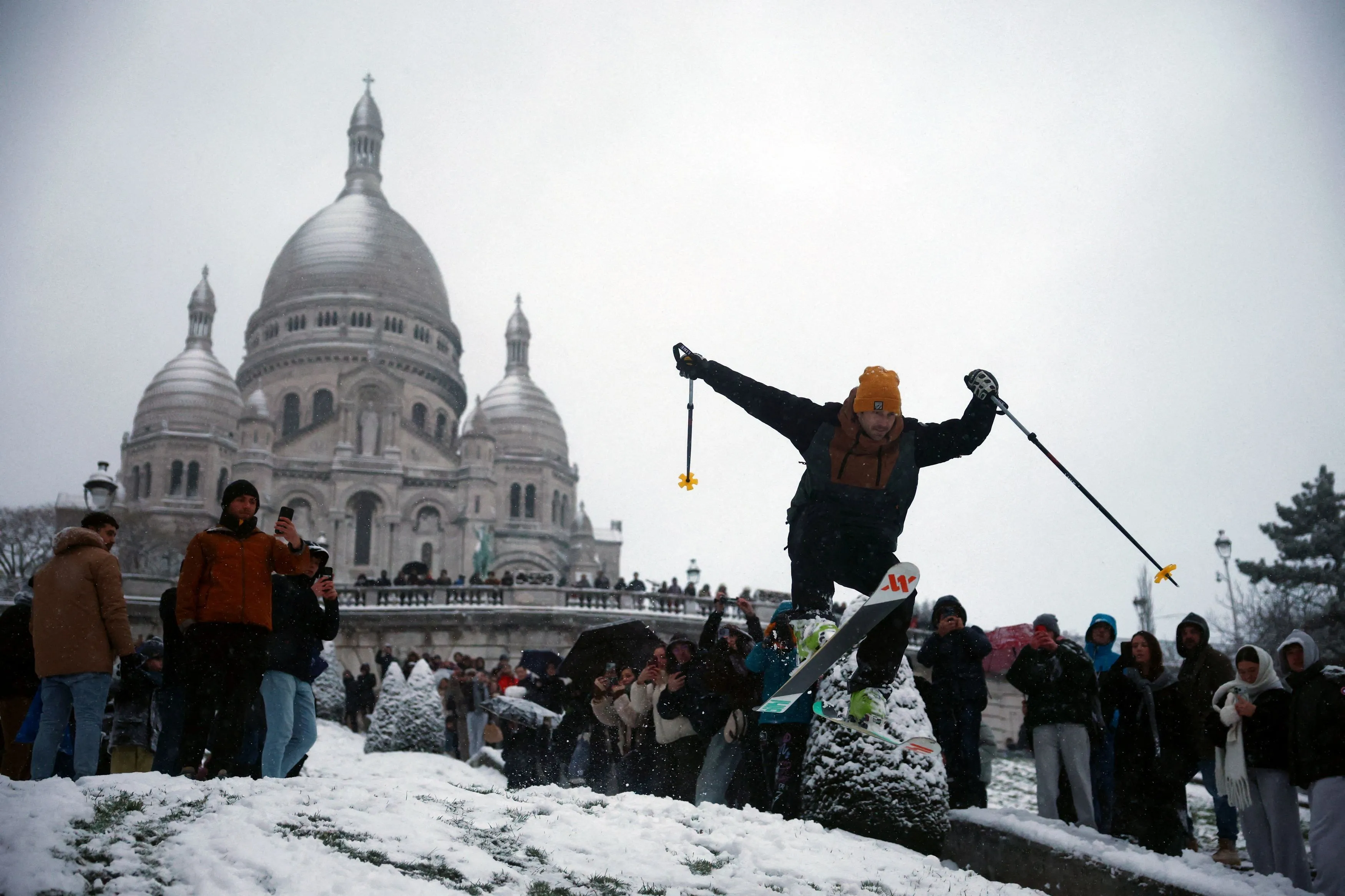 Ha cominciato ieri a nevicare su Parigi  e in poche ore la città è stata ricoperta da una copiosa coltre bianca. Ingorghi automobilistici a parte (il totale nell'Ile-de-France ha raggiunto il livello record di oltre 900 chilometri ieri pomeriggio e la prefettura è in stato di semi-emergenza), gli abitanti della città si godono come possono lo spettacolo tra selfie e follie. La più fotografata, quella del giovane che s'è infilato gli sci ed è sceso a razzo dalla scalinata davanti al Sacre Coeur / REUTERS    
