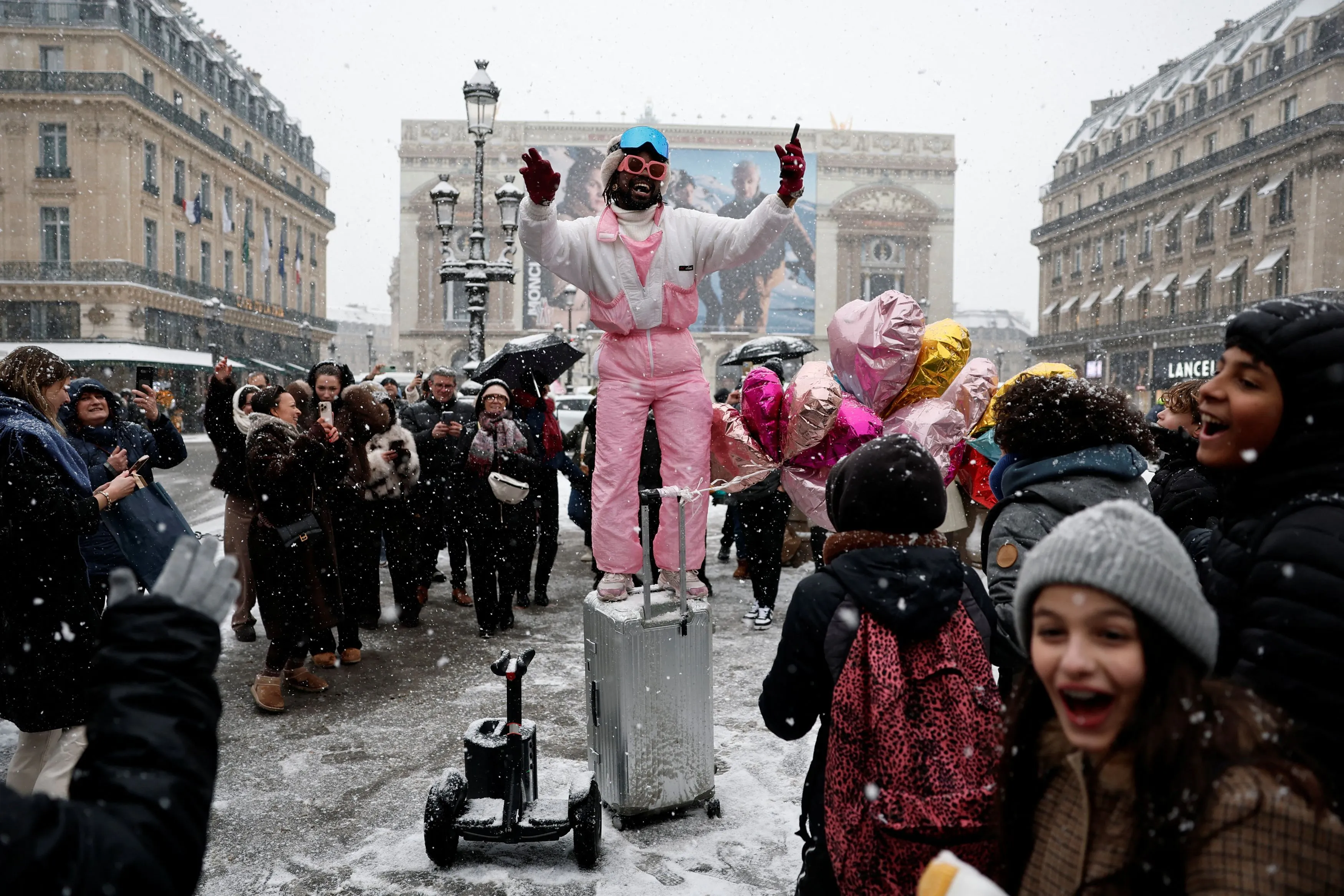 Una ballerina improvvisa una performance sotto la neve davanti all'Opera / REUTERS