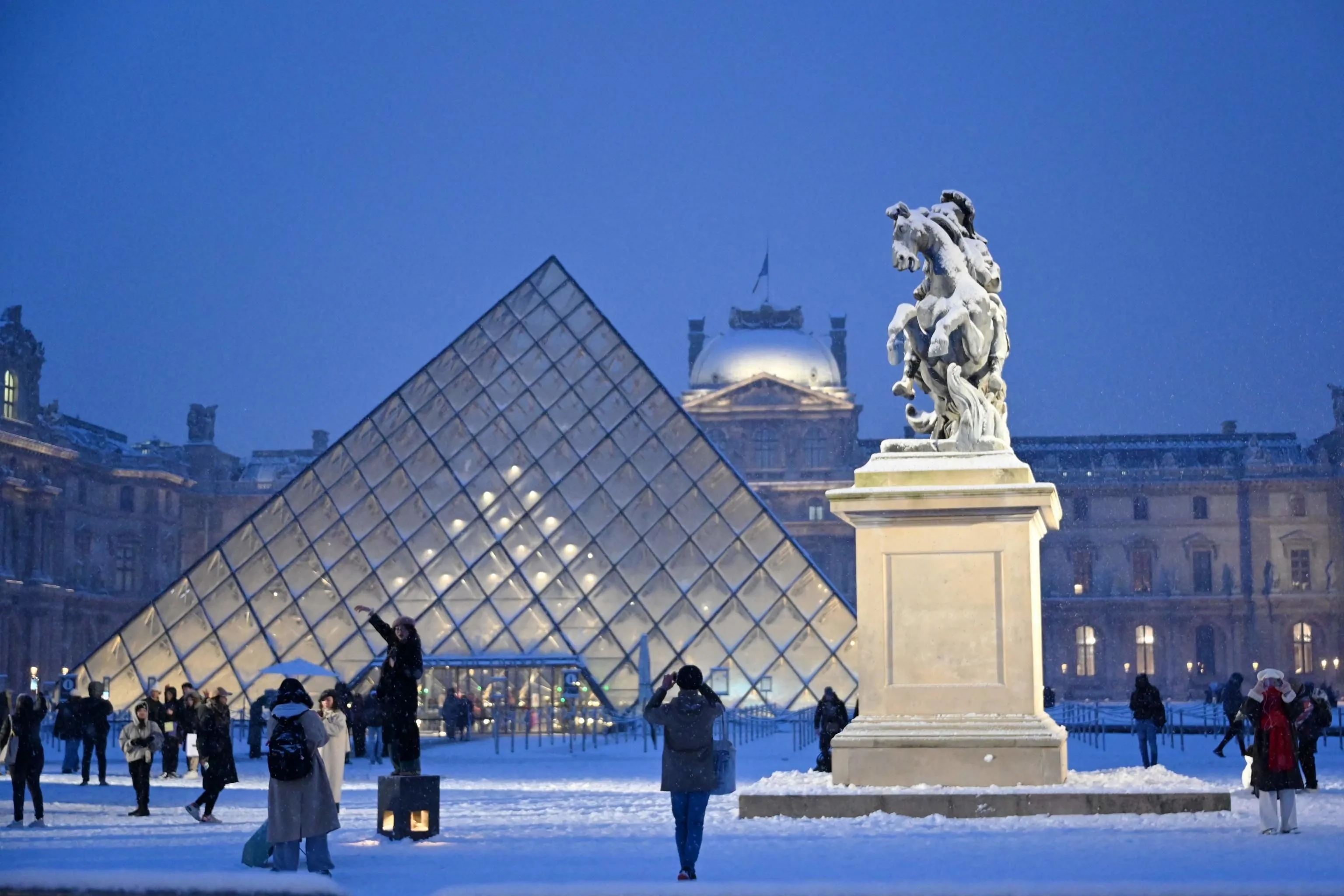 E ancora, immancabili, gli scatti davanti alla Piramid del Louvre / AFP