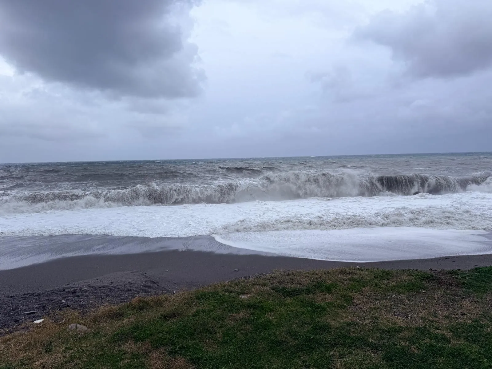 Onde alte oltre sette metri ieri sulla costa orientale della Sicilia