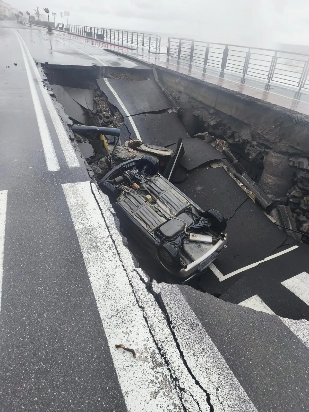 L'auto di un anziano è caduta dentro un fosso causato dal cedimento dell'asfalto, la strada era interdetta alle auto