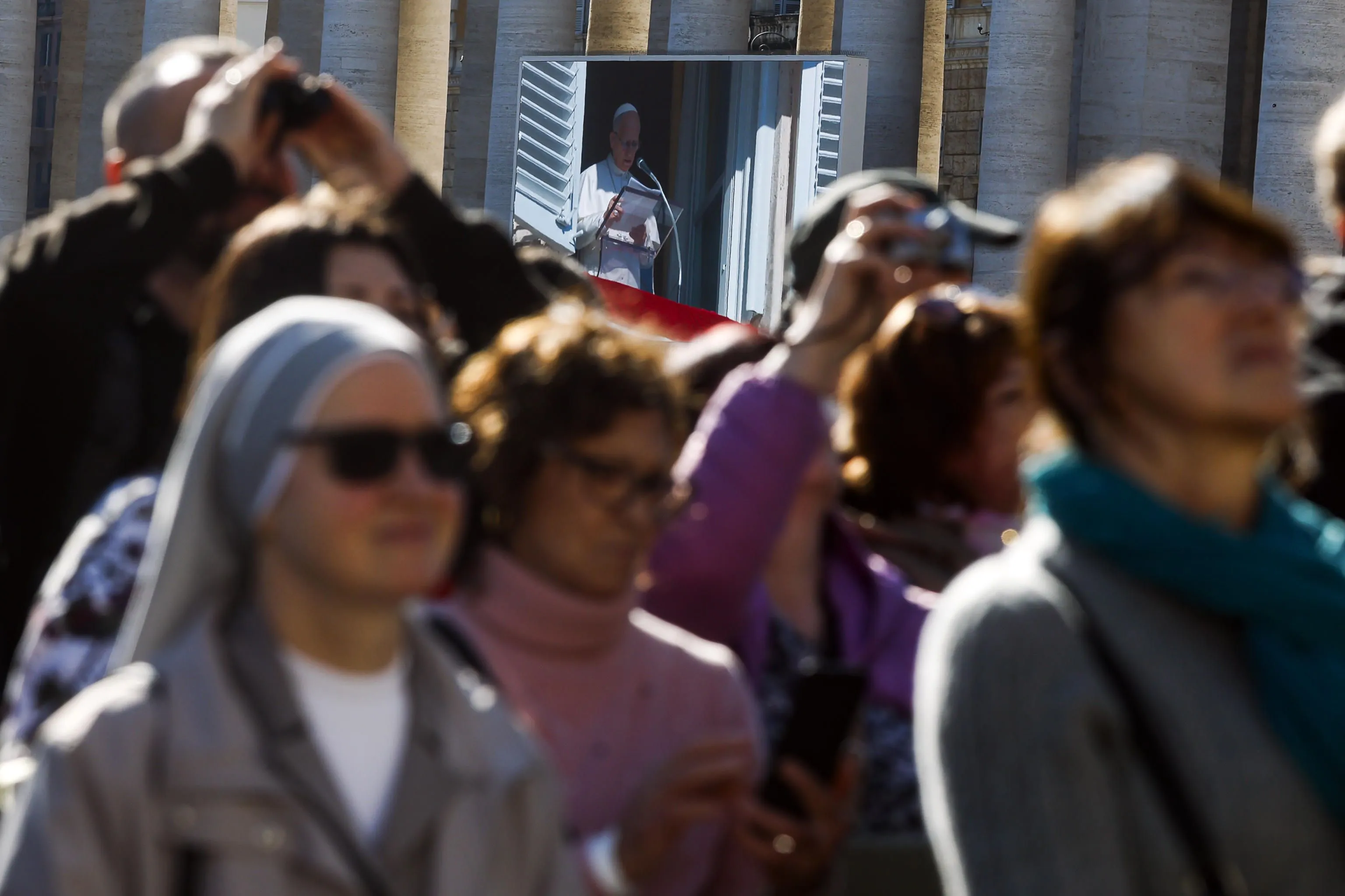 Fedeli in piazza San Pietro durante l'Angelus di ieri, 2 febbraio 2026 - (ANSA)
