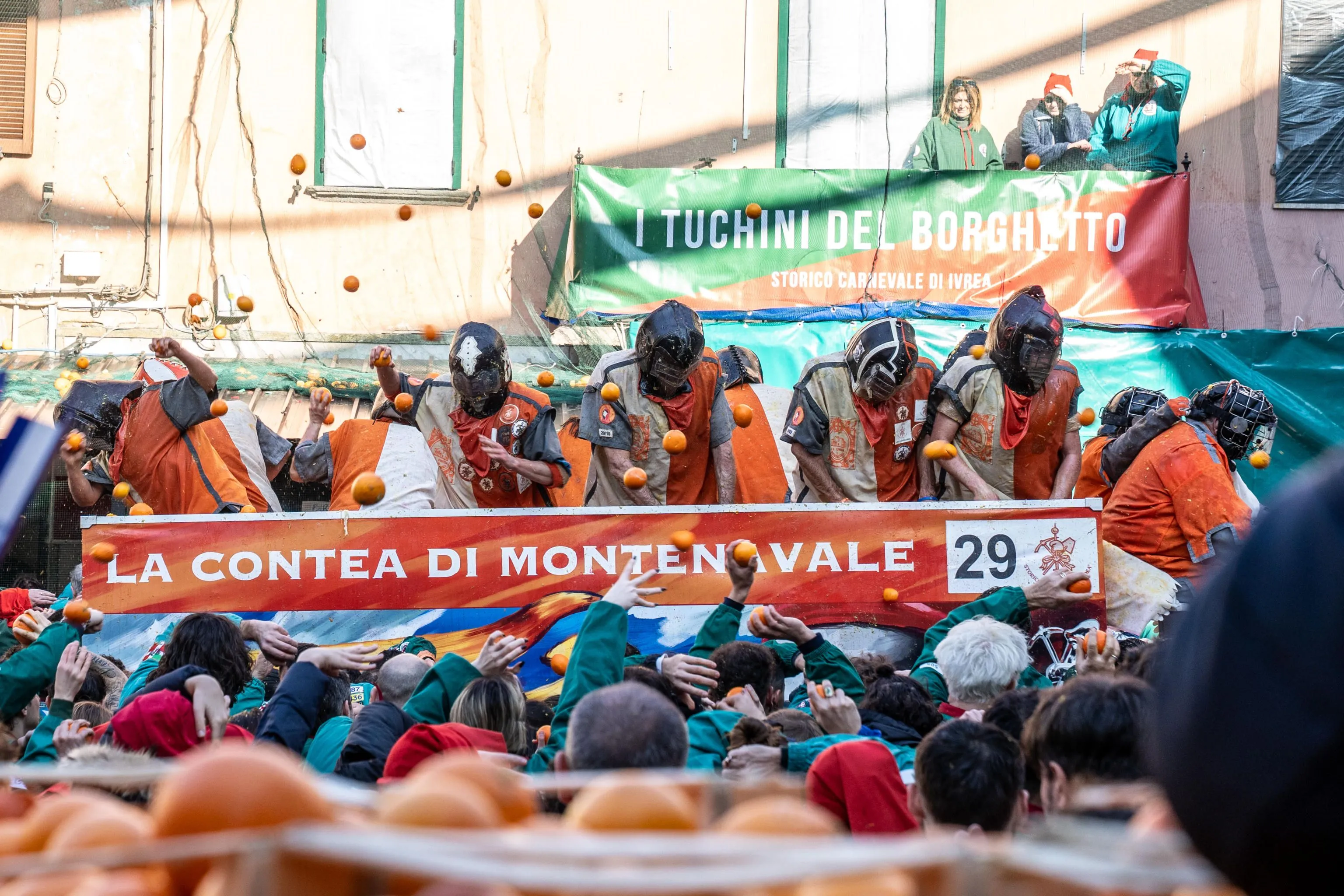 Storico carnevale di Ivrea, in provincia di Torino, la battaglia delle arance, edizione 2025 ANSA/JESSICA PASQUALON
