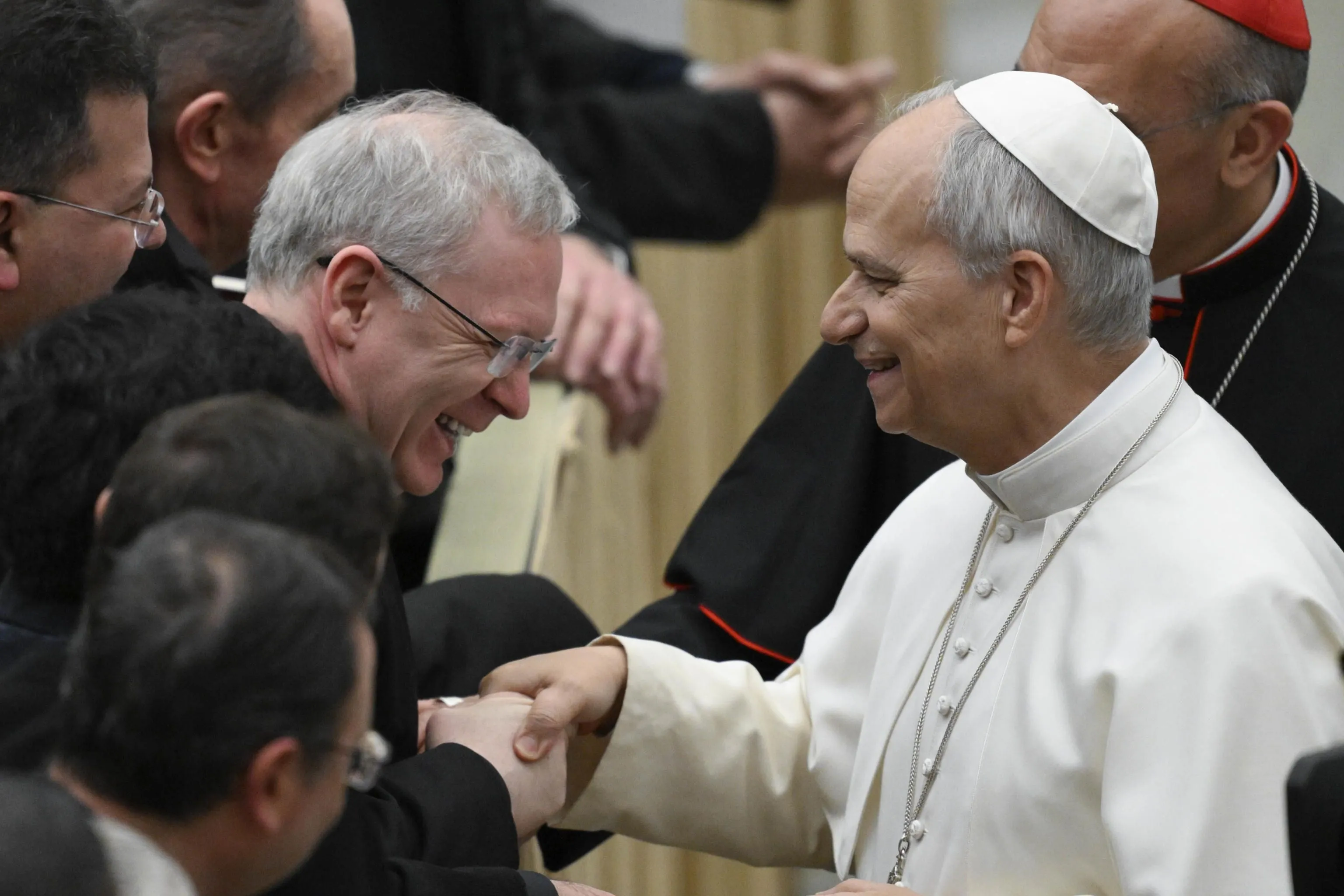 Il Papa con un sacerdote del clero di Roma, 19 febbraio 2026 - (ANSA)