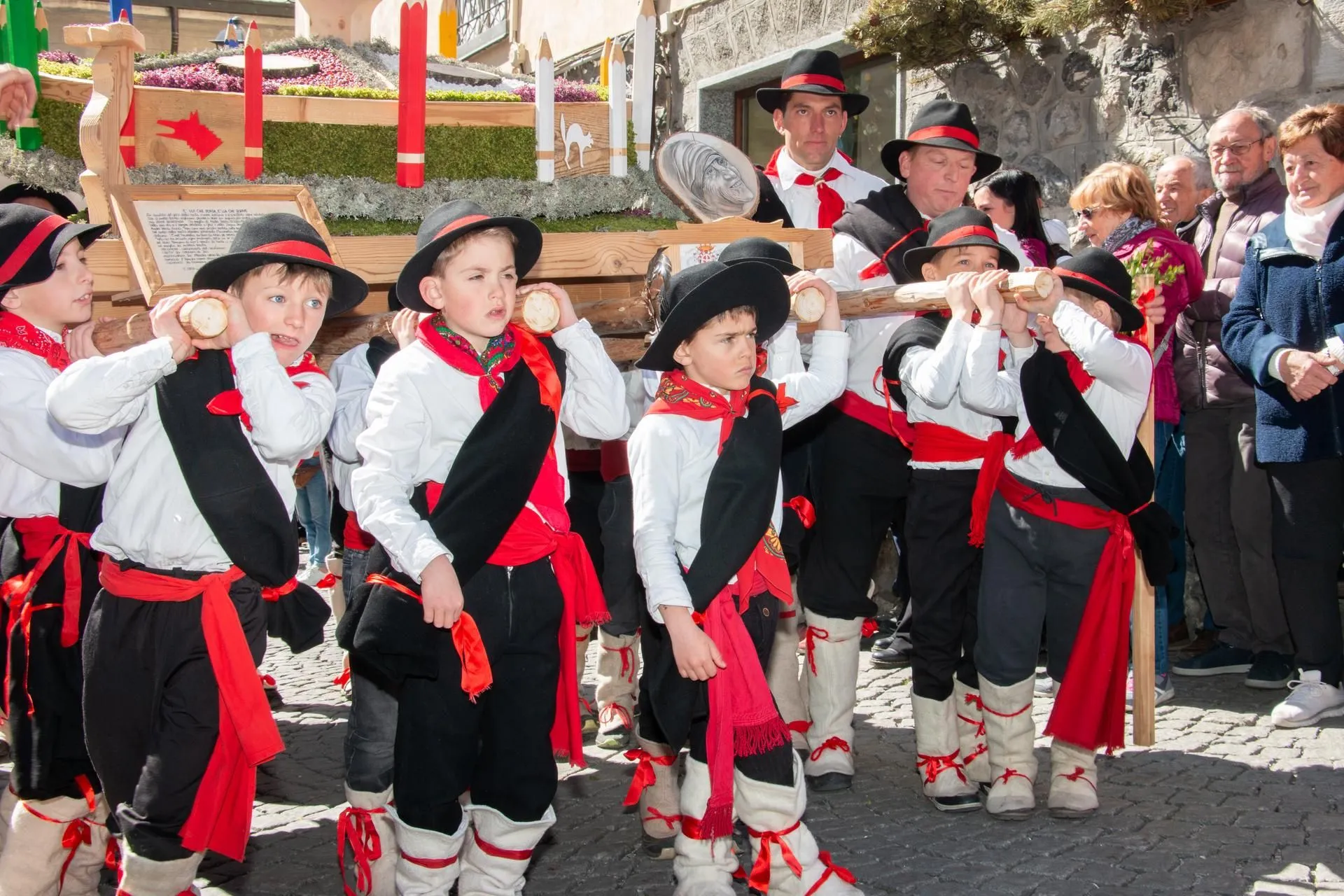 Anche i bambini sfilano trasportando i loro piccoli Pasquali, in orgogliosa autonomia /Mattia Canclini