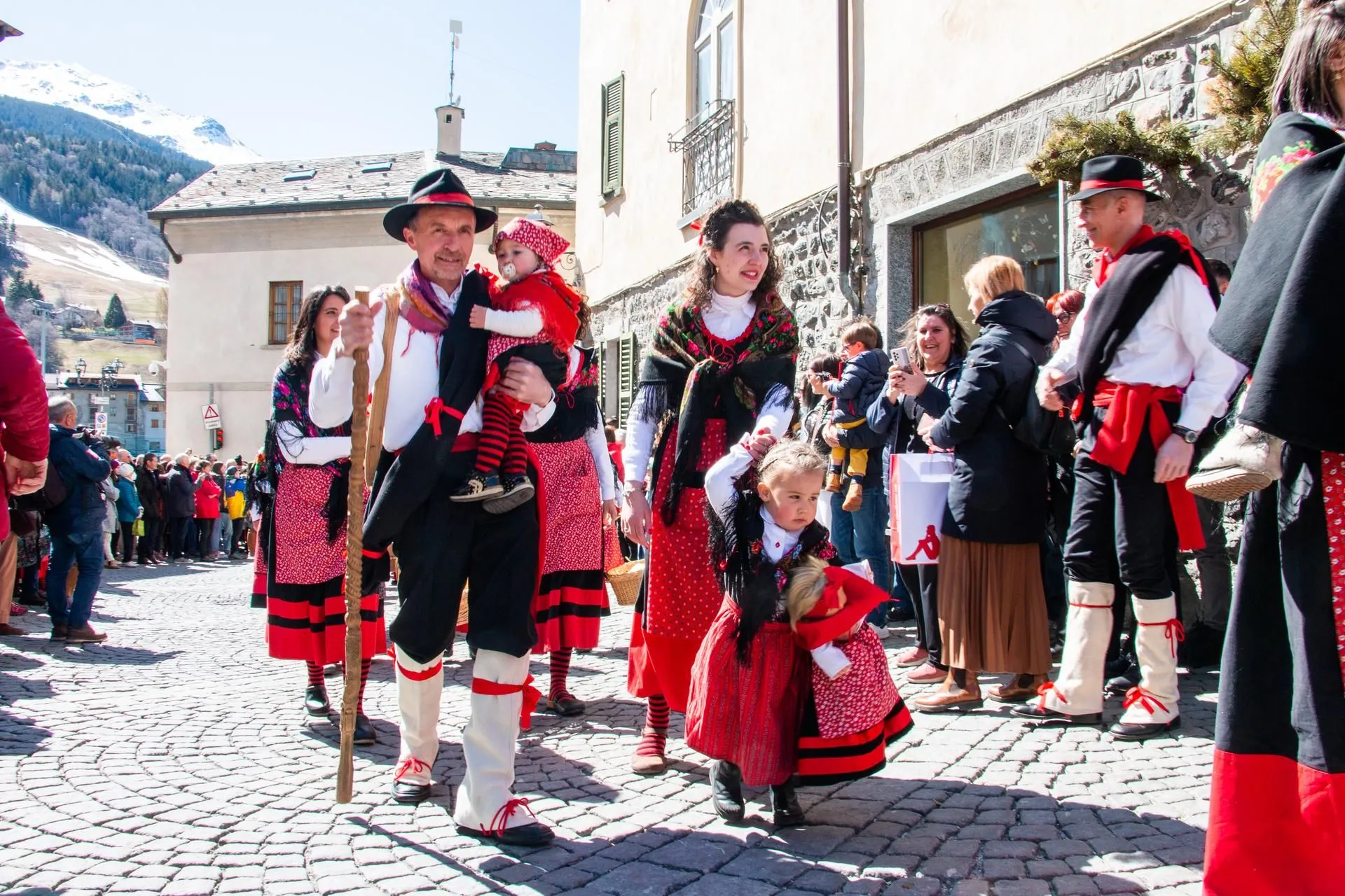 L'atmosfera che avvolge il centro storico è una festa tra generazioni, religione e folklore, nella quale tutti sono invitati a prendere parte /Mattia Canclini