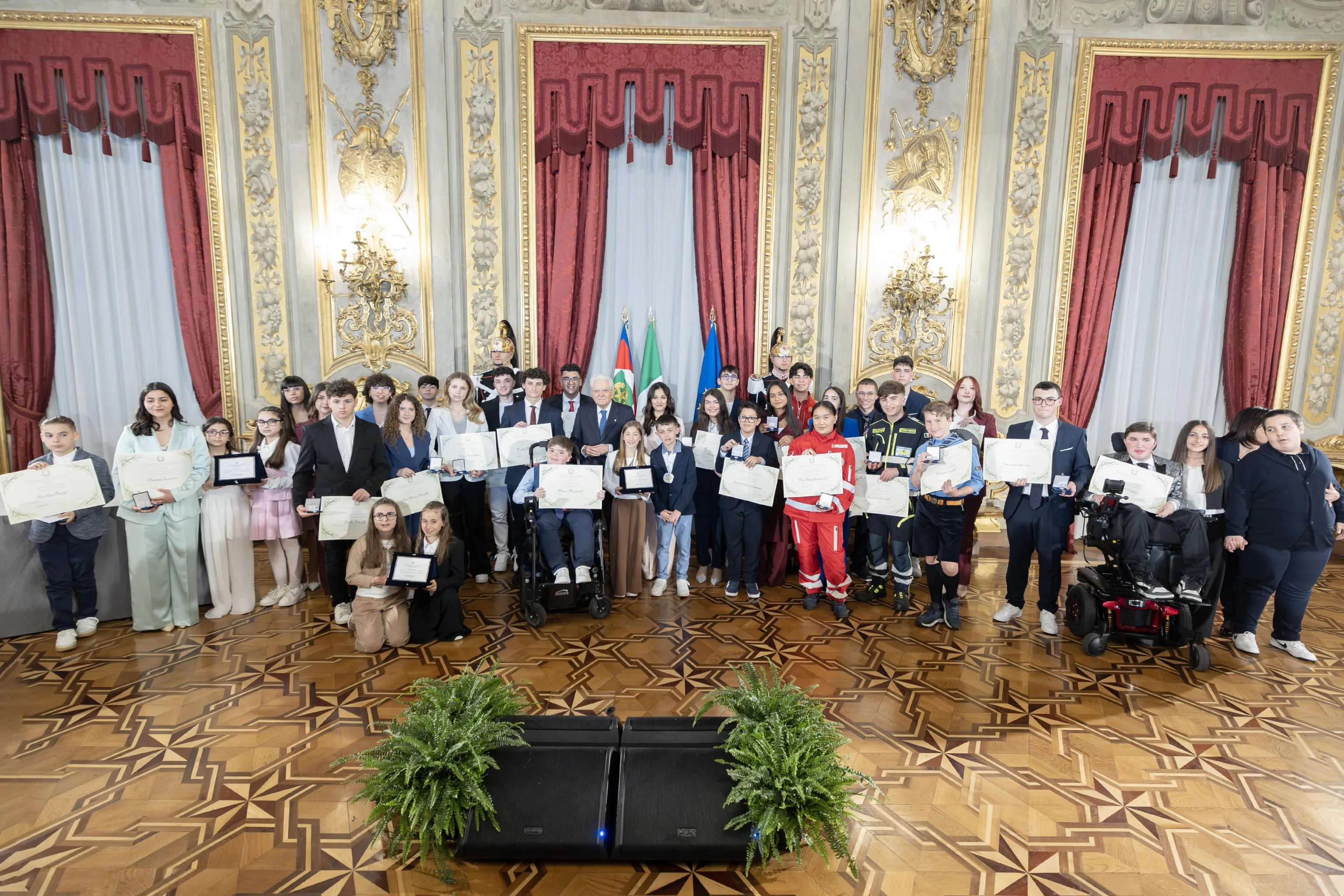 Il Presidente della Repubblica Sergio Mattarella con i nuovi Alfieri della Repubblica (foto di Francesco Ammendola - Ufficio per la Stampa e la Comunicazione della Presidenza della Repubblica
