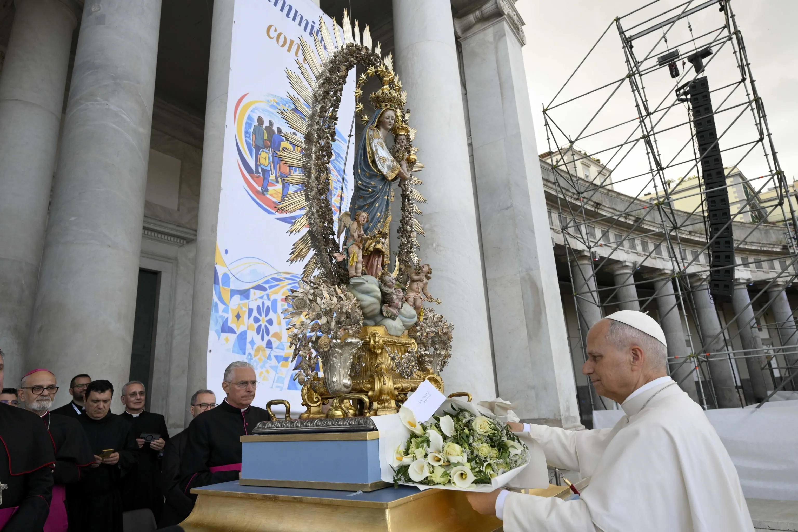 Papa Leone XIV davanti alla statua della Vergine Immacolata in piazza del Plebiscito, 8 maggio 2026 - (ANSA)