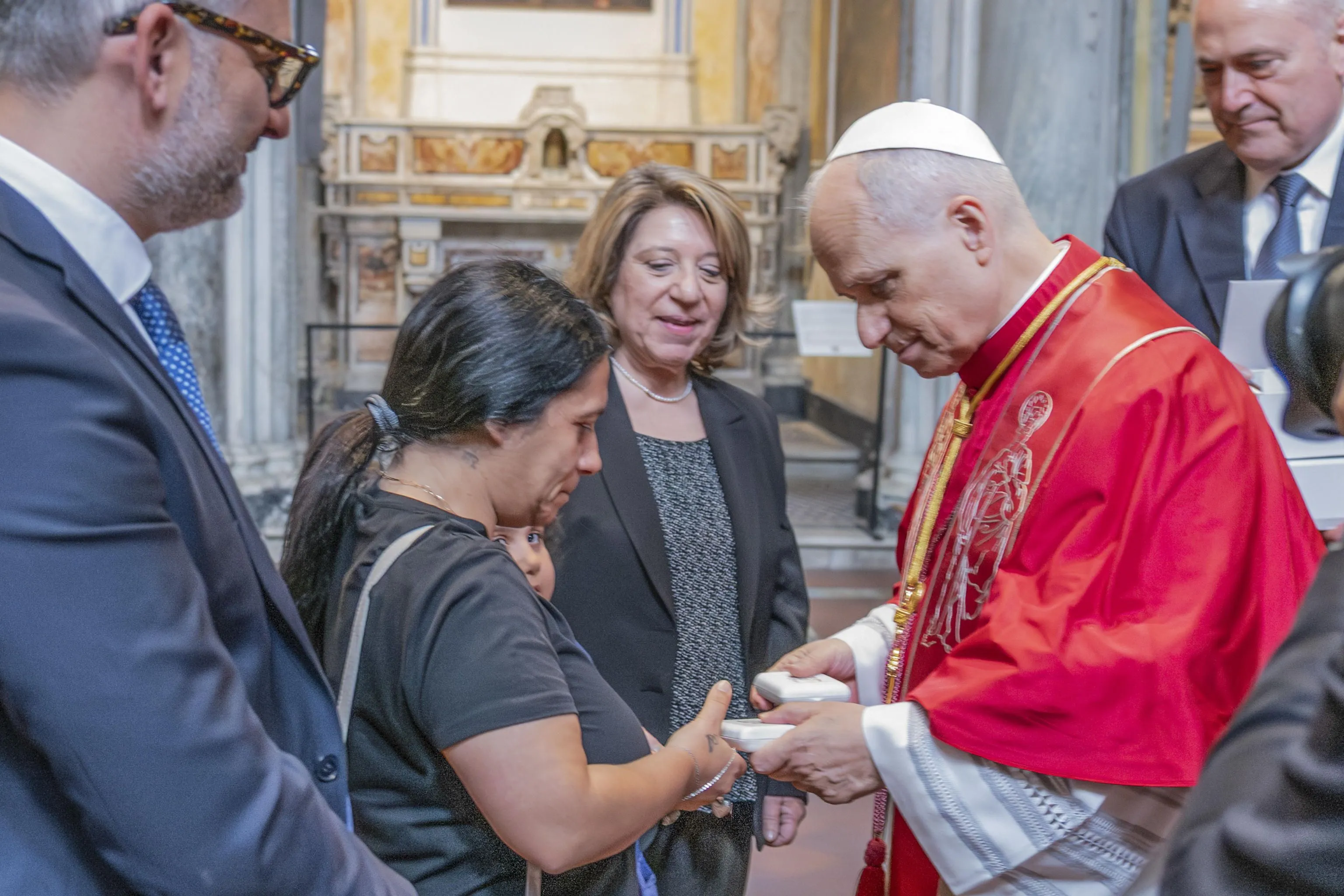 L' incontro nella cattedrale di Napoli tra Leone XIV e Patrizia Mercolino, la mamma del piccolo Domenico Caliendo, 8 maggio 2026 -(ANSA)