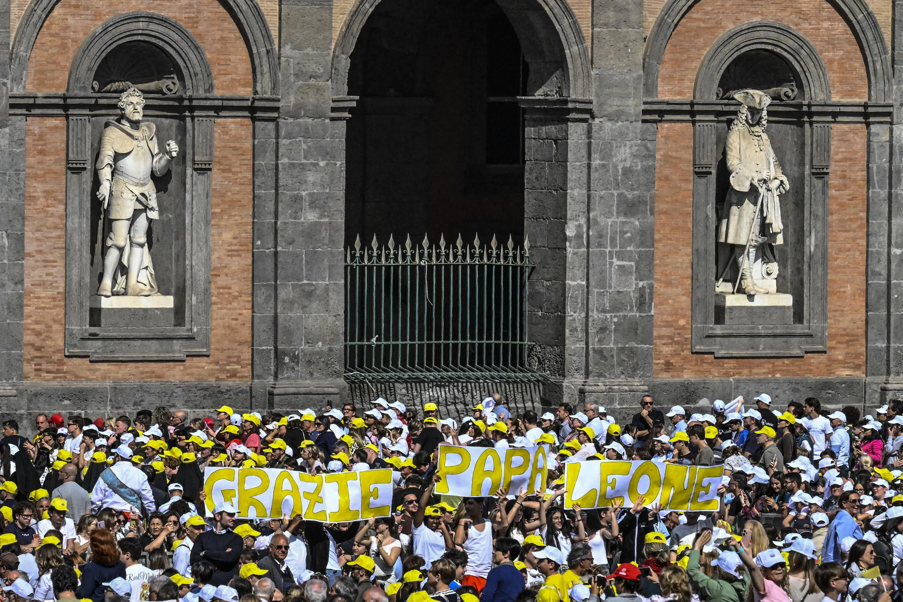 Fedeli in piazza del Plebiscito durante la festa con Leone XIV, 8 maggio 2026 - (ANSA)