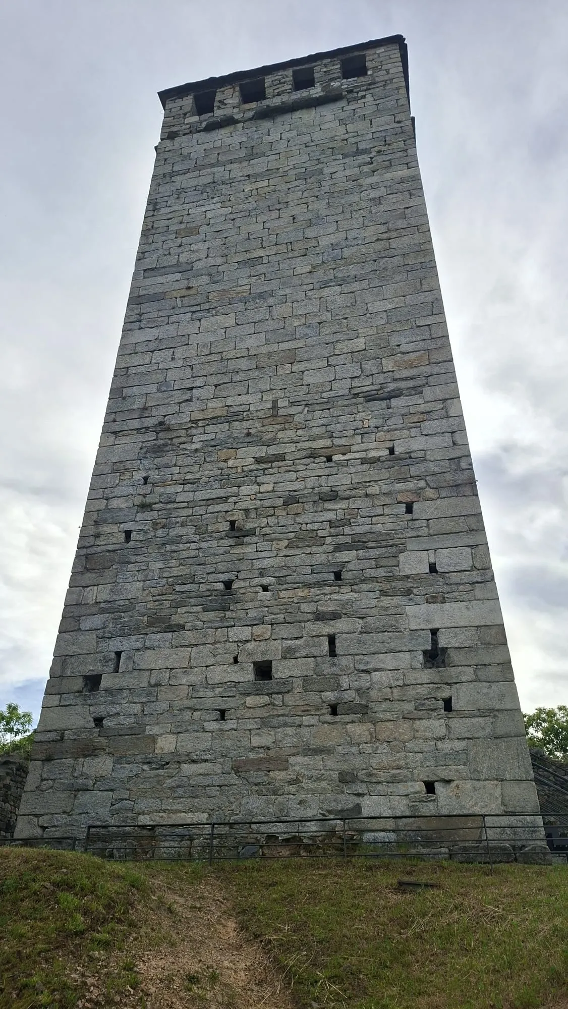 Ai piedi della Torre di Buccione, in mezzo all'area del Castello, fra Gozzano e Orta San Giulio / G.Matarazzo
