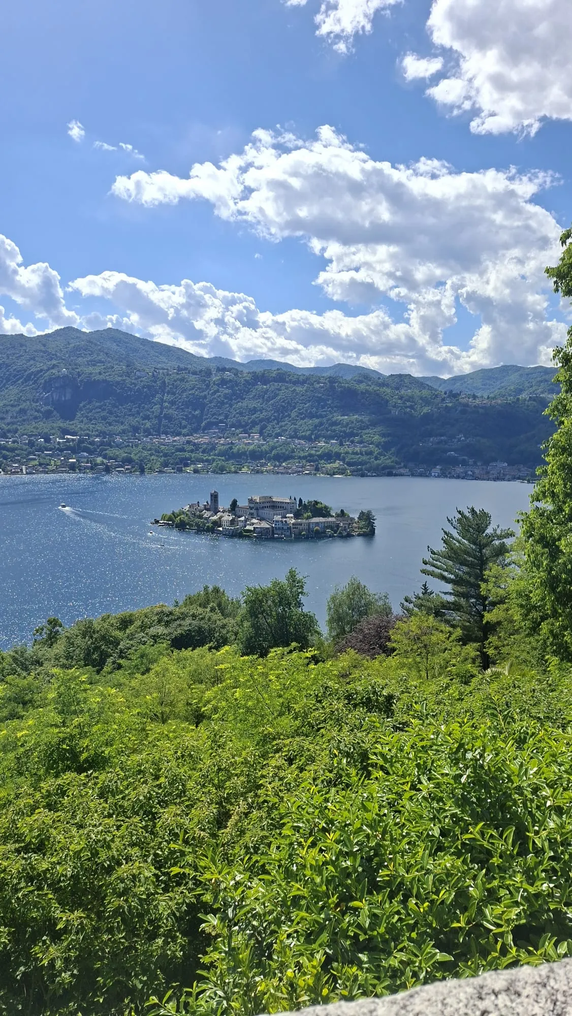 L'isola San Giulio sul Lago d'Orta / G.Matarazzo