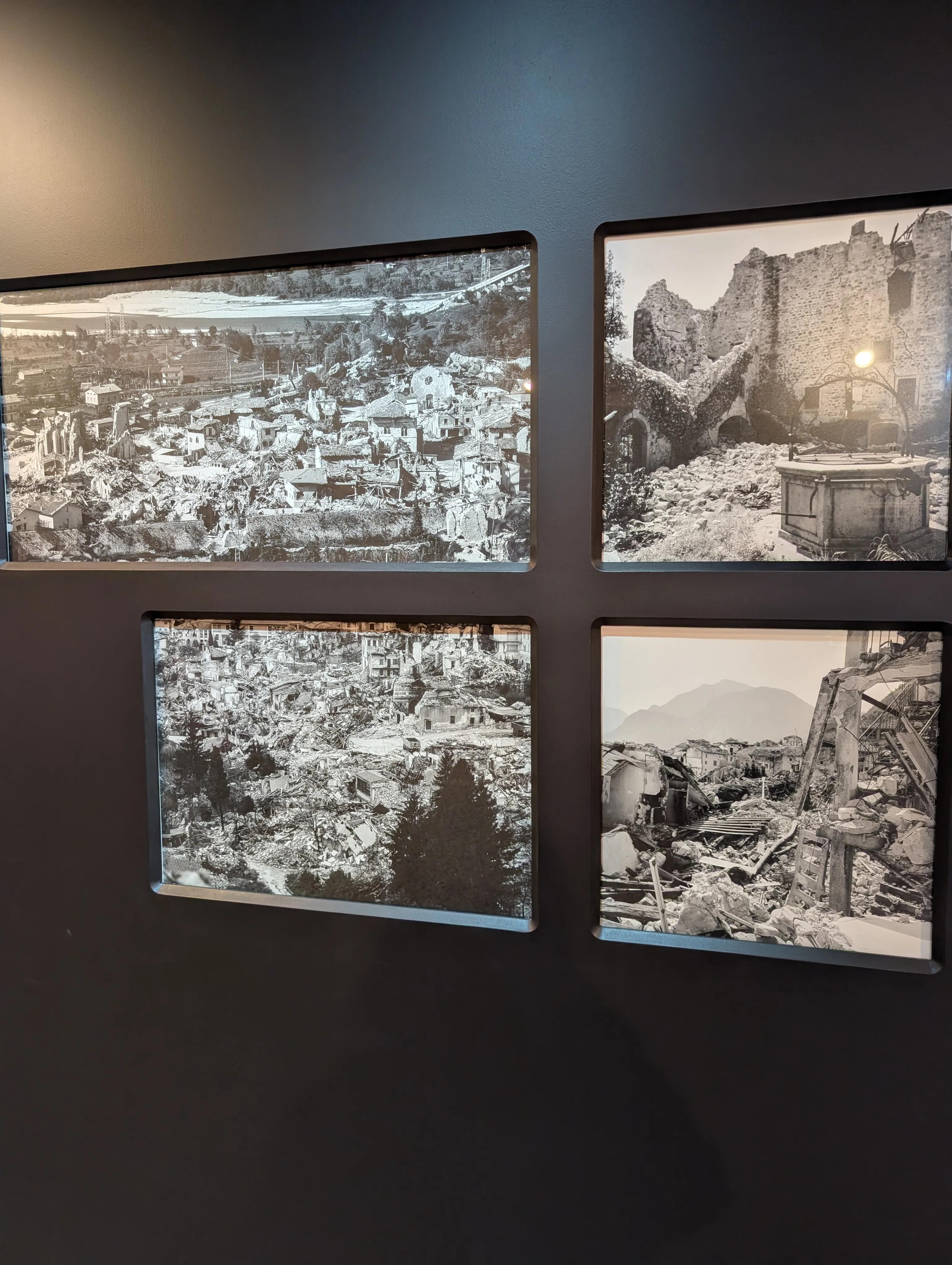 Alcuni dettagli dell'allestimento della mostra permanente "Tiere Motus. Storia di un terremoto e della sua gente" ospitata al primo piano del cinquecentesco Palazzo Orgnani-Martina, situato nel centro storico di Venzone. @Ilaria Solaini