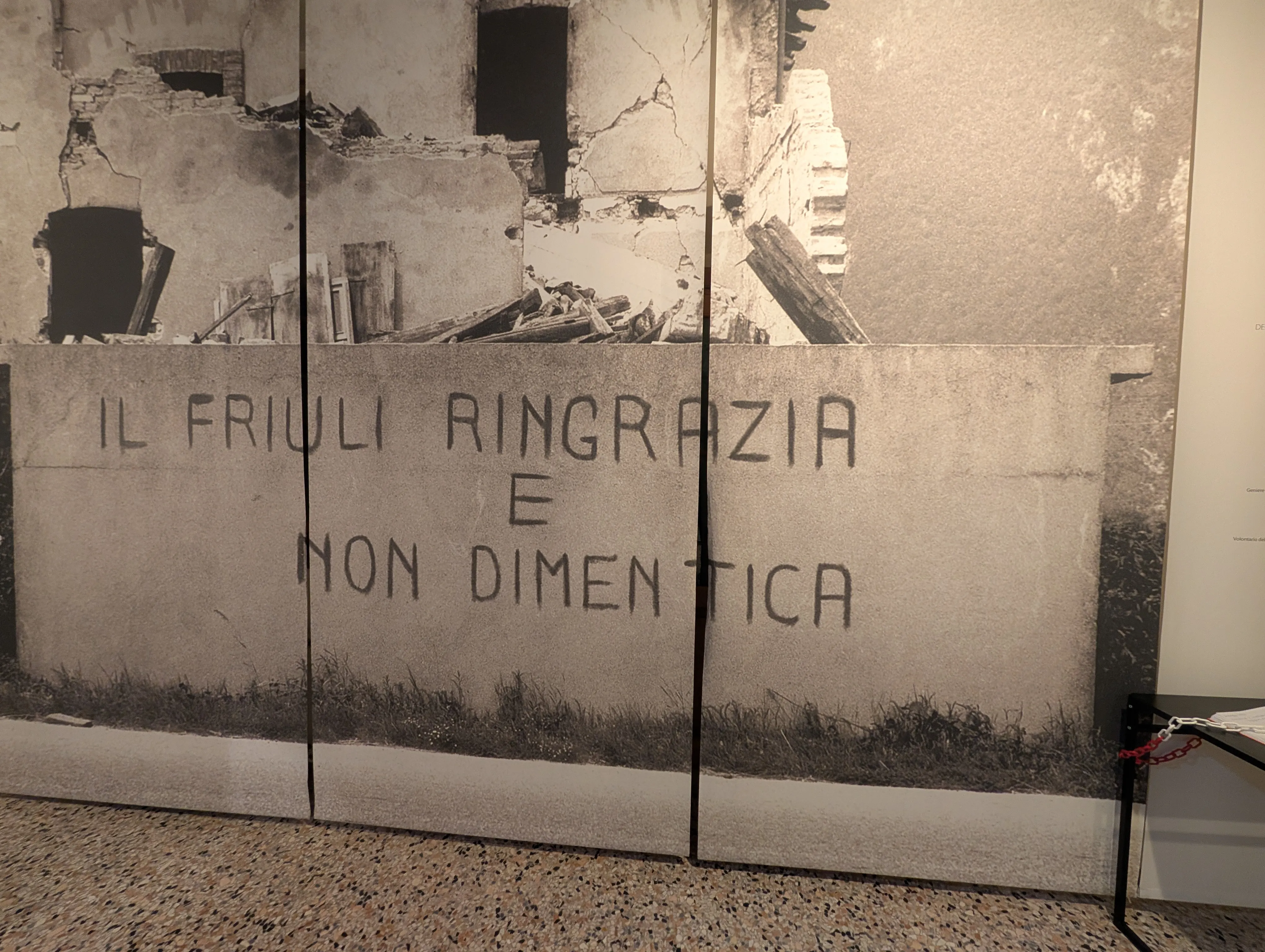 Alcuni dettagli dell'allestimento della mostra permanente "Tiere Motus. Storia di un terremoto e della sua gente" ospitata al primo piano del cinquecentesco Palazzo Orgnani-Martina, situato nel centro storico di Venzone. @Ilaria Solaini