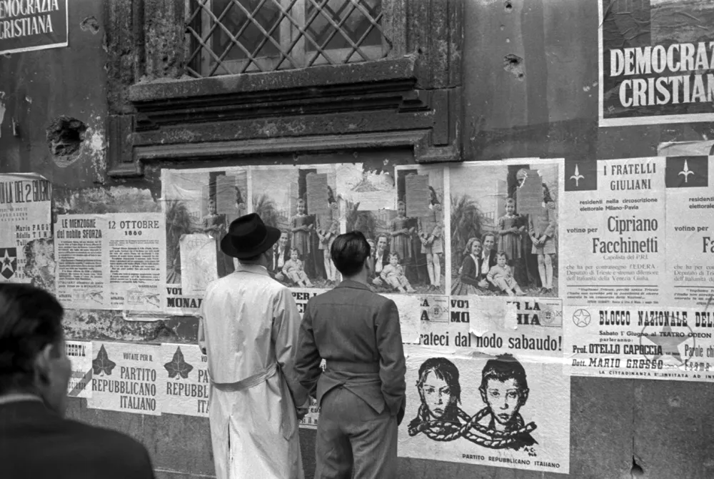 Federico Patellani, Manifesti affissi per il referendum sulla scelta tra Monarchia e Repubblica e per le elezioni dell’Assemblea costituente. Milano, 2-5 giugno 1946 © Archivio Federico Patellani, courtesy Regione Lombardia / Museo Nazionale di Fotografia, Milano-Cinisello Balsamo