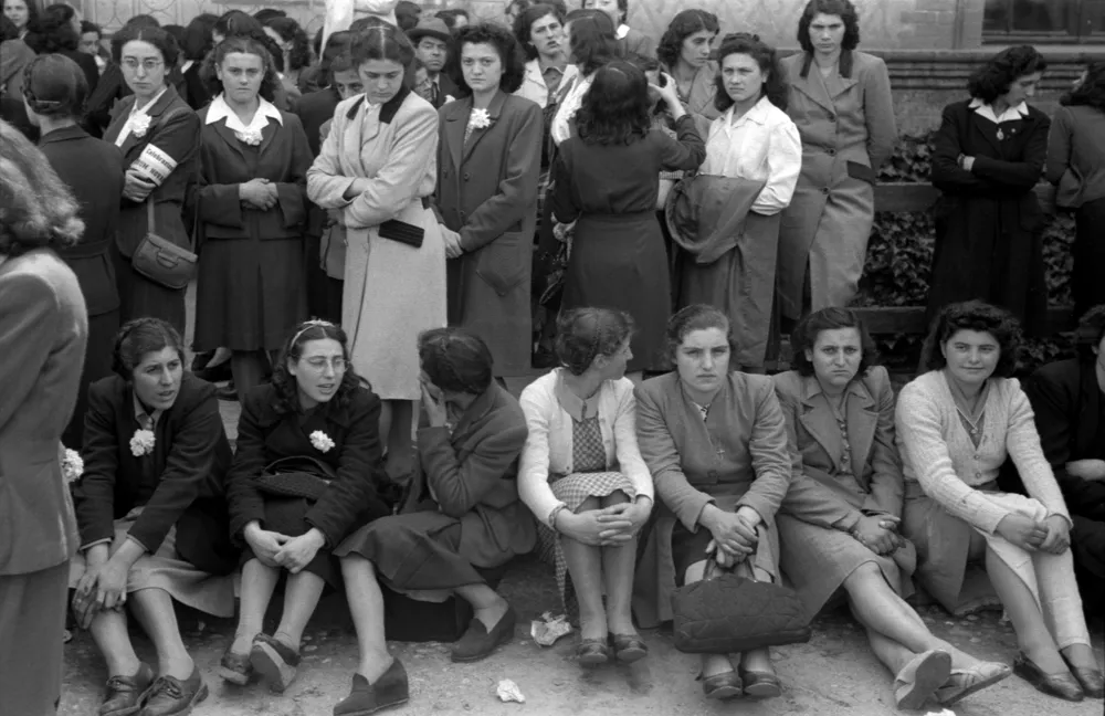 Federico Patellani, Donne in piazza Castello al comizio di Achille Grandi, candidato democristiano all’Assemblea costituente. Milano, 19 maggio 1946 © Archivio Federico Patellani, courtesy Regione Lombardia / Museo Nazionale di Fotografia, Milano-Cinisello Balsamo