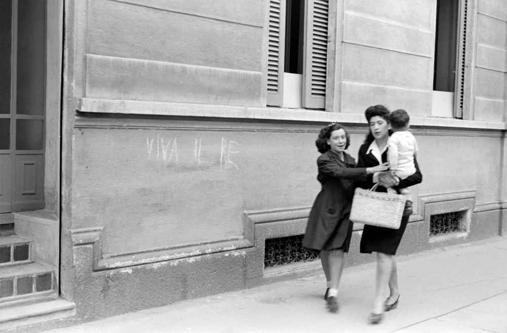 Federico Patellani, Scritta a favore della monarchia. Milano, 19-26 maggio 1946 © Archivio Federico Patellani, courtesy Regione Lombardia / Museo Nazionale di Fotografia, Milano-Cinisello Balsamo