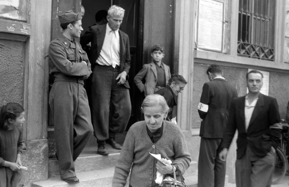 Federico Patellani, Cittadini escono dall’Ufficio elettorale dopo il voto. Milano, 2 giugno 1946 © Archivio Federico Patellani, courtesy Regione Lombardia / Museo Nazionale di Fotografia, Milano-Cinisello Balsamo