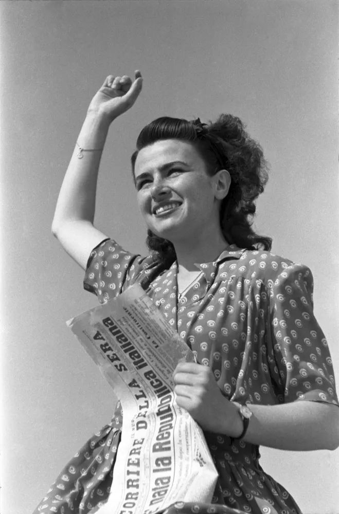 Federico Patellani, Immagine dal servizio fotografico realizzato per creare la copertina del settimanale “Tempo” n. 22 del 15-22 giugno 1946 in cui annunciare la vittoria della Repubblica, 6-10 giugno 1946 © Archivio Federico Patellani, courtesy Regione Lombardia / Museo Nazionale di Fotografia, Milano-Cinisello Balsamo