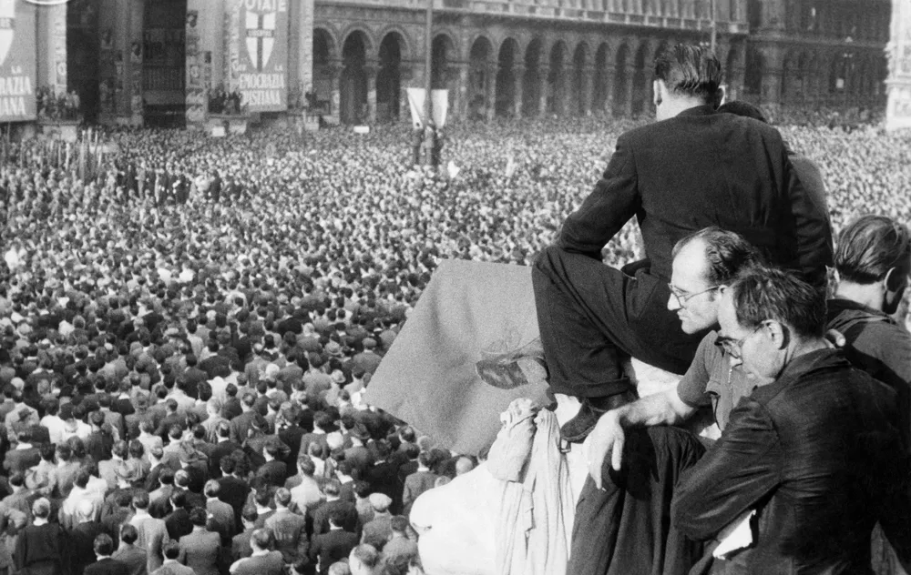 Federico Patellani, Manifestazione in piazza del Duomo per festeggiare la vittoria della Repubblica. Milano, 11 giugno 1946 © Archivio Federico Patellani, courtesy Regione Lombardia / Museo Nazionale di Fotografia, Milano-Cinisello Balsamo