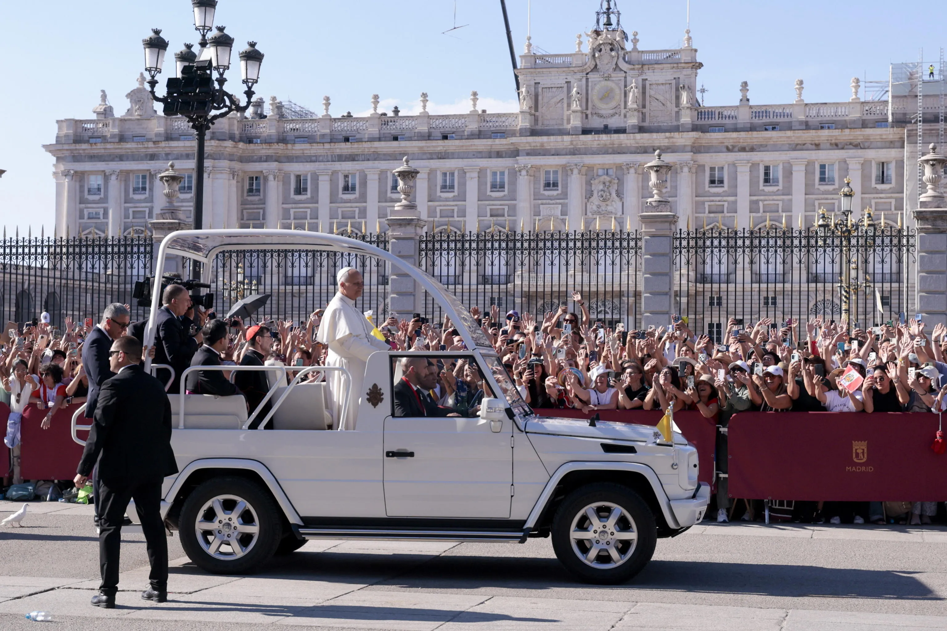 La folla lungo le strade di Madrid per papa Leone XIV / ANSA
