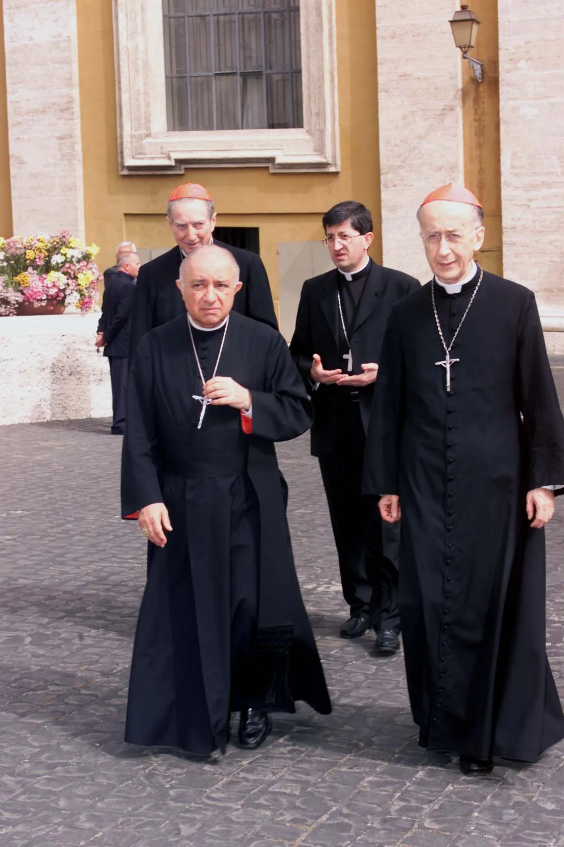 Una scena dall’Assemblea generale della Cei nel maggio 2002. Accanto a Ruini il cardinale Dionigi Tettamanzi, allora arcivescovo di Genova; alle loro spalle il cardinale Carlo Maria Martini, arcivescovo di Milano, e il vescovo Giuseppe Betori, segretario generale della Cei