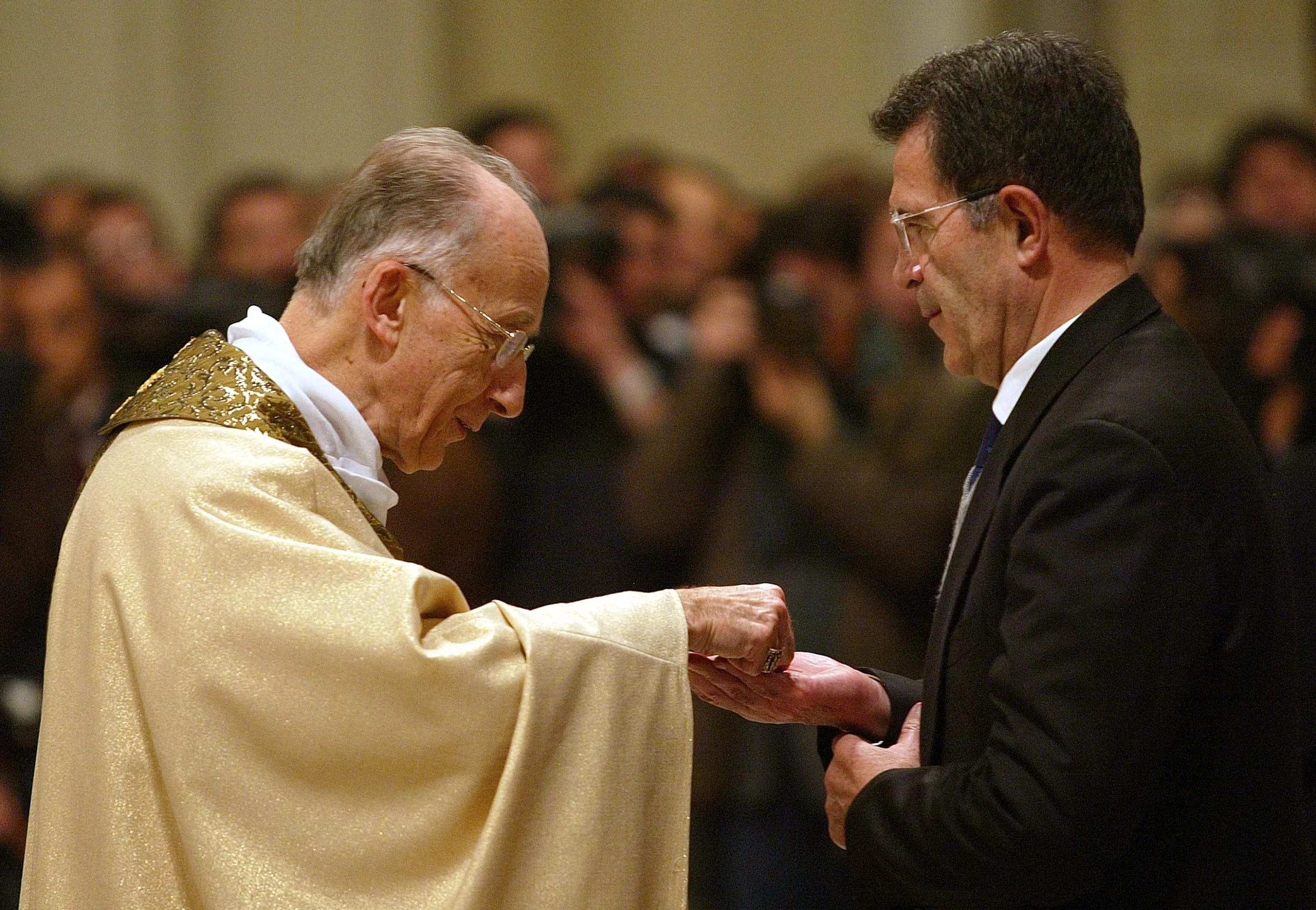 Il leader dell' Unione Romano Prodi riceve la comunione durante la messa per il Papa officiata dal cardinale vicario Camillo Ruini nella Basilica di San Giovanni in Laterano