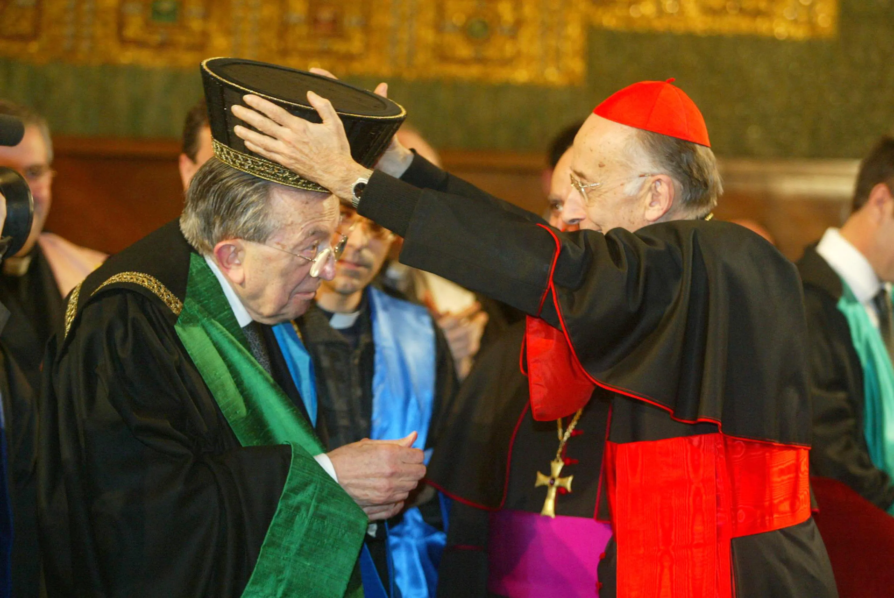 Il cardinale Camillo Ruini pone il cappello sul capo del senatore a vita Giulio Andreotti che ha ricevuto oggi a Roma la laurea Honoris Causa in Utroque Iure dalla Pontificia Università Lateranense