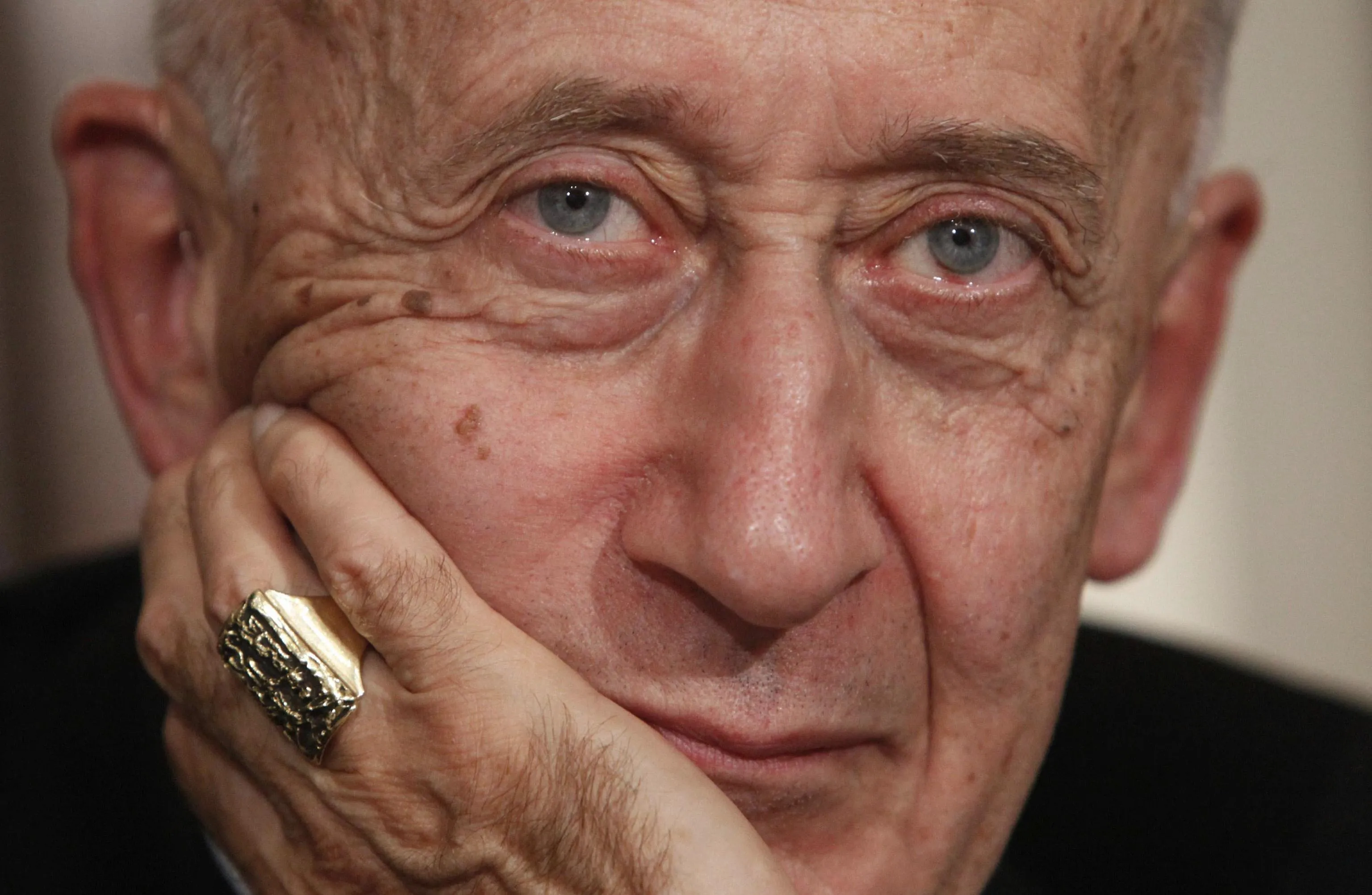 Un primo piano intenso di Camillo Ruini
