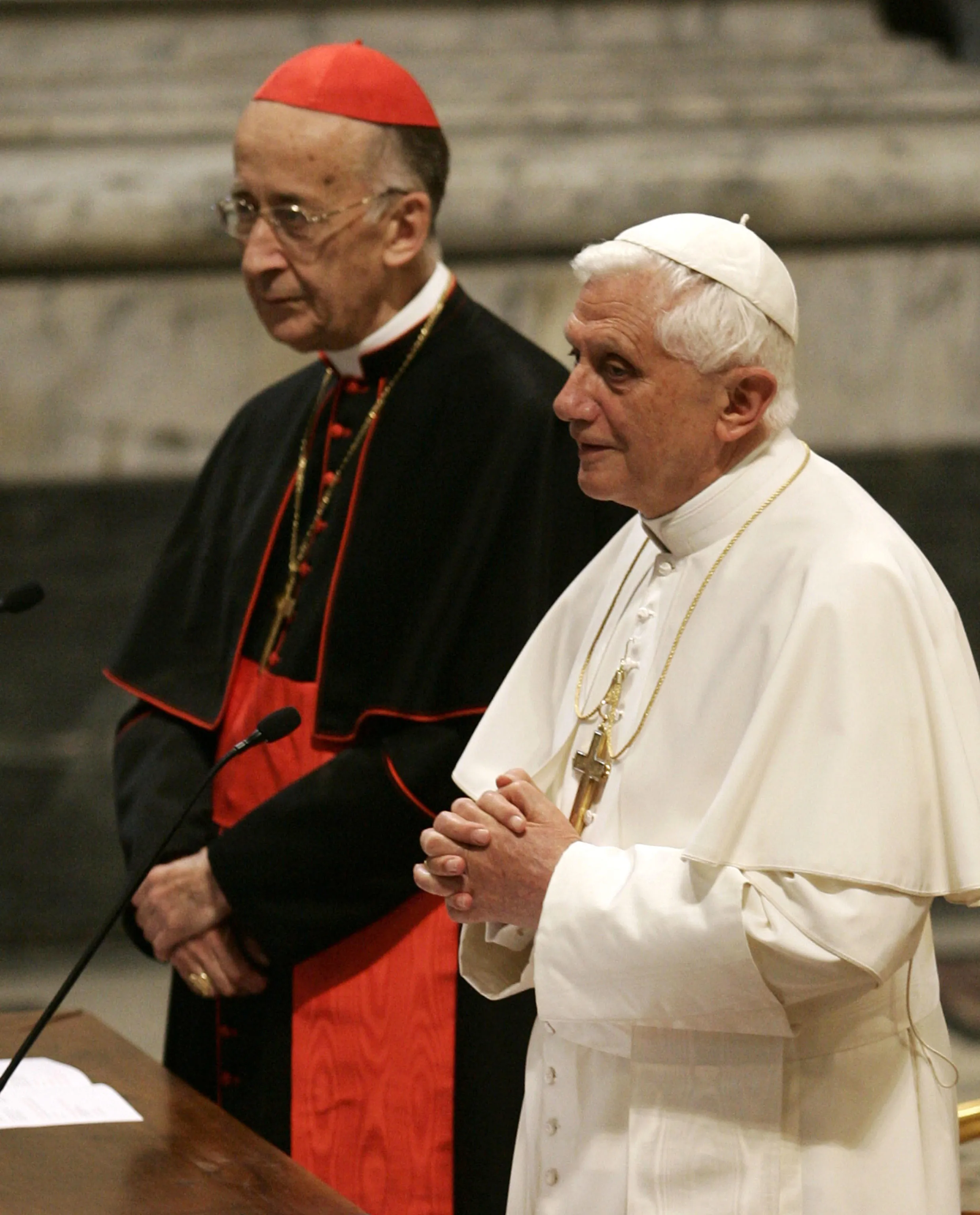 Papa Benedetto XVI con il cardinal vicario Camillo Ruini al convegno della diocesi di Roma nella basilica di San Giovanni in Laterano
