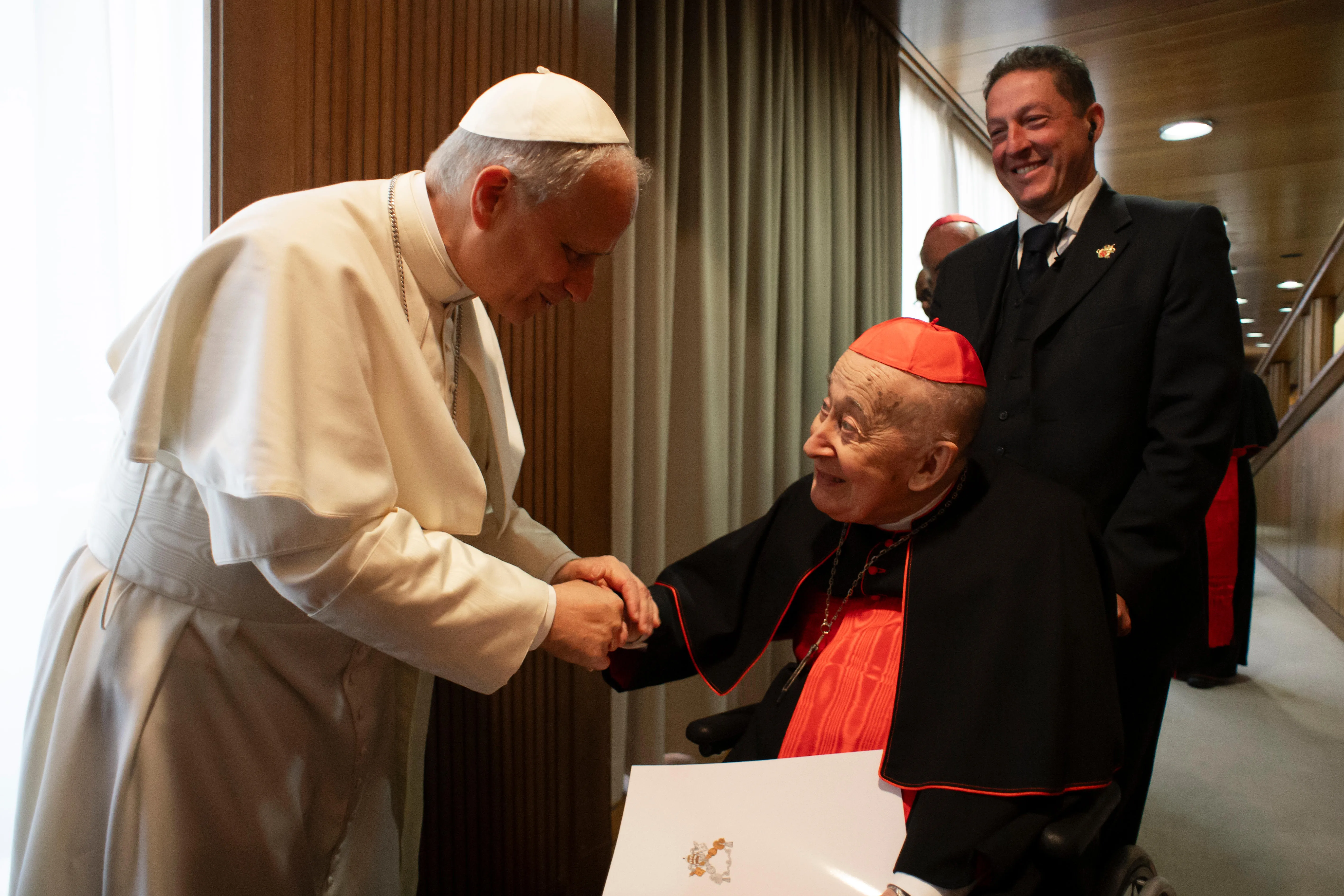 Papa Leone XIV incontra il cardinale Camillo Ruini al termine dell'incontro con i cardinali in Aula del Sinodo, a maggio 2025
