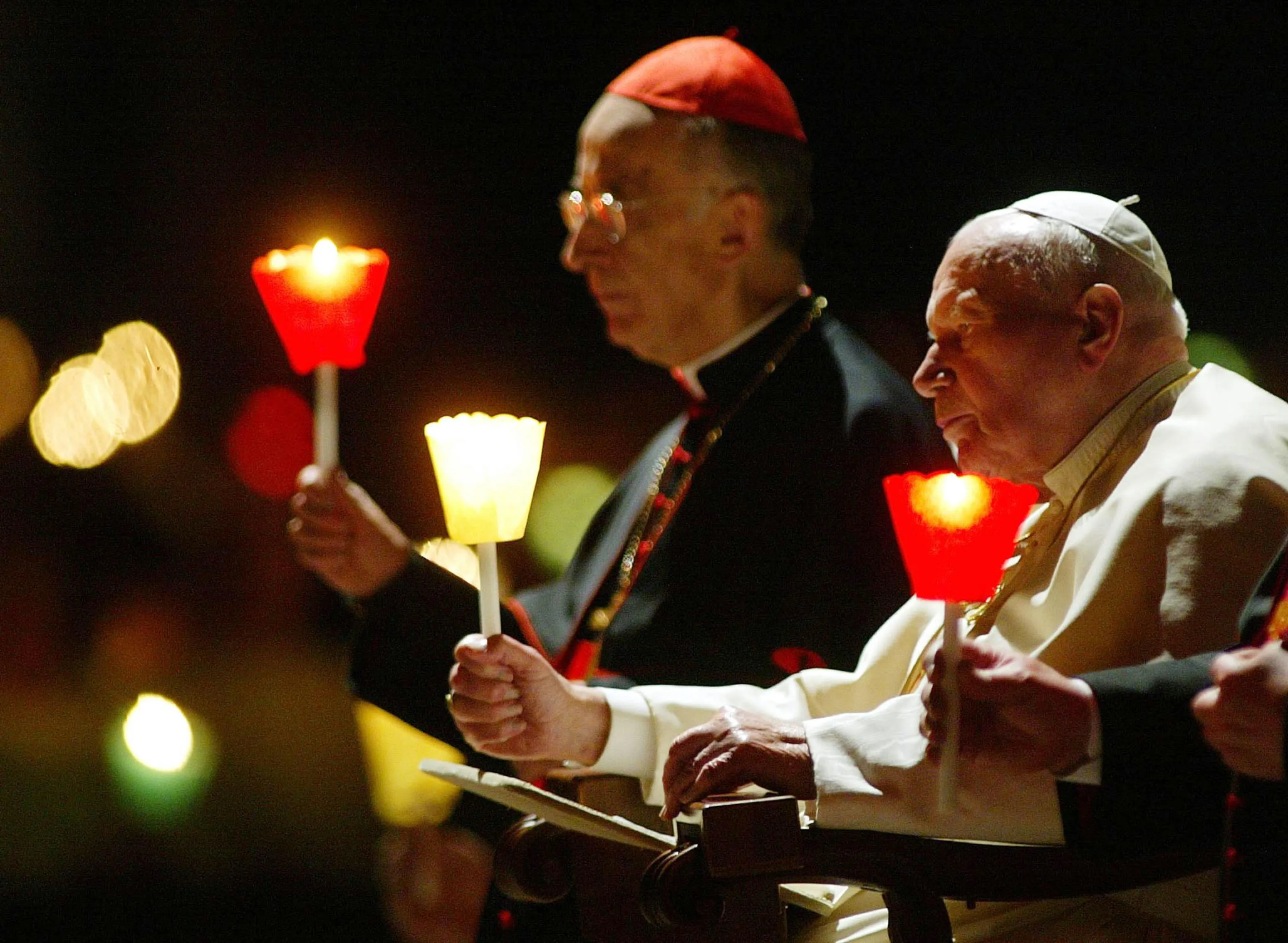 Papa Giovanni Paolo II assiste accanto al cardinale Camillo Ruini alla processione delle fiaccole oggi nella Basilica di San Pietro nella celebrazione con i volontari dell'Unitalsi della Giornata mondiale del malato