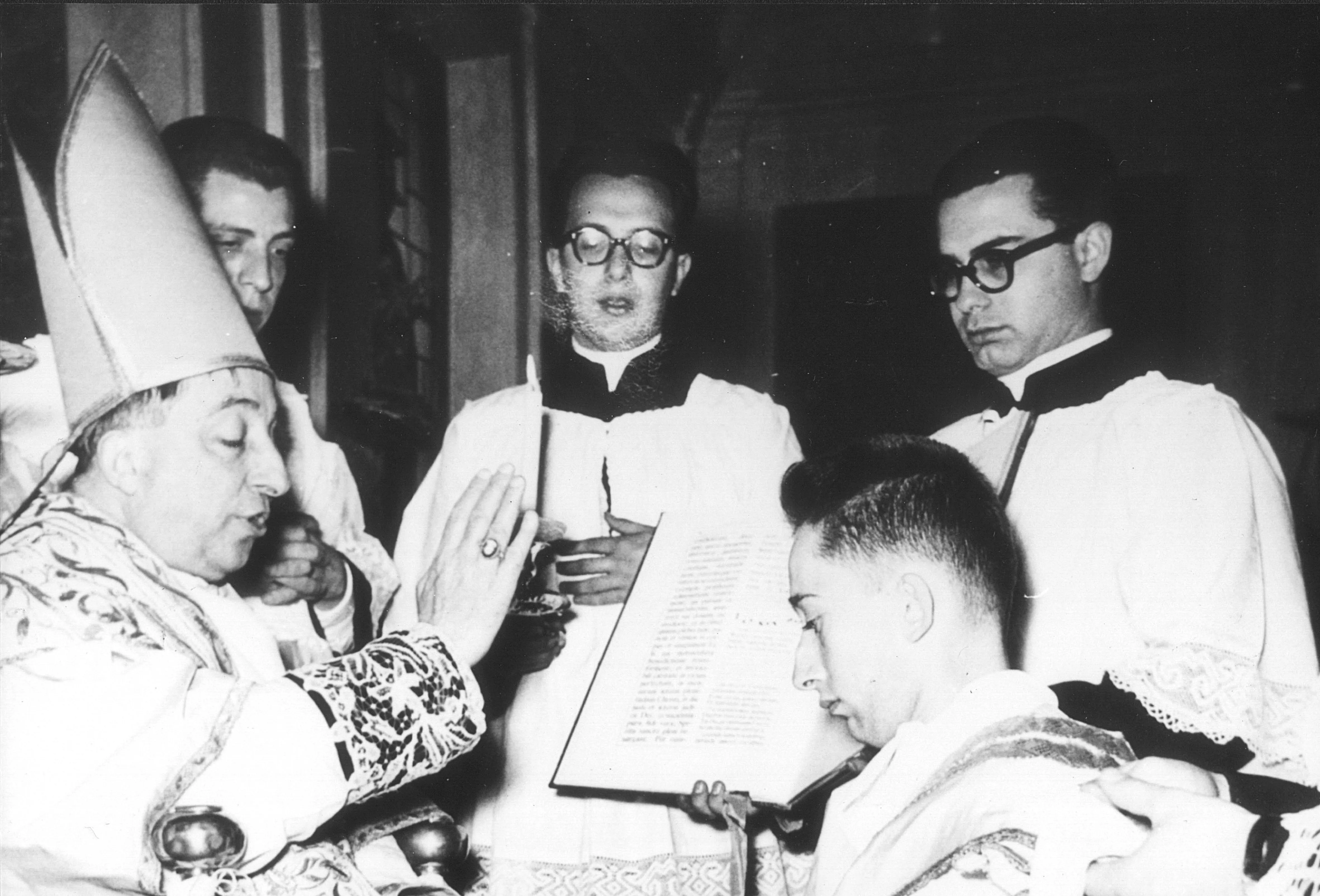 Un’immagine dell’ordinazione presbiterale di Camillo Ruini, avvenuta l’8 dicembre 1954 nella cappella dell’Almo Collegio Capranica di Roma. A conferirgli l’ordinazione fu monsignor Luigi Traglia, allora vicegerente della diocesi di Roma, futuro cardinale