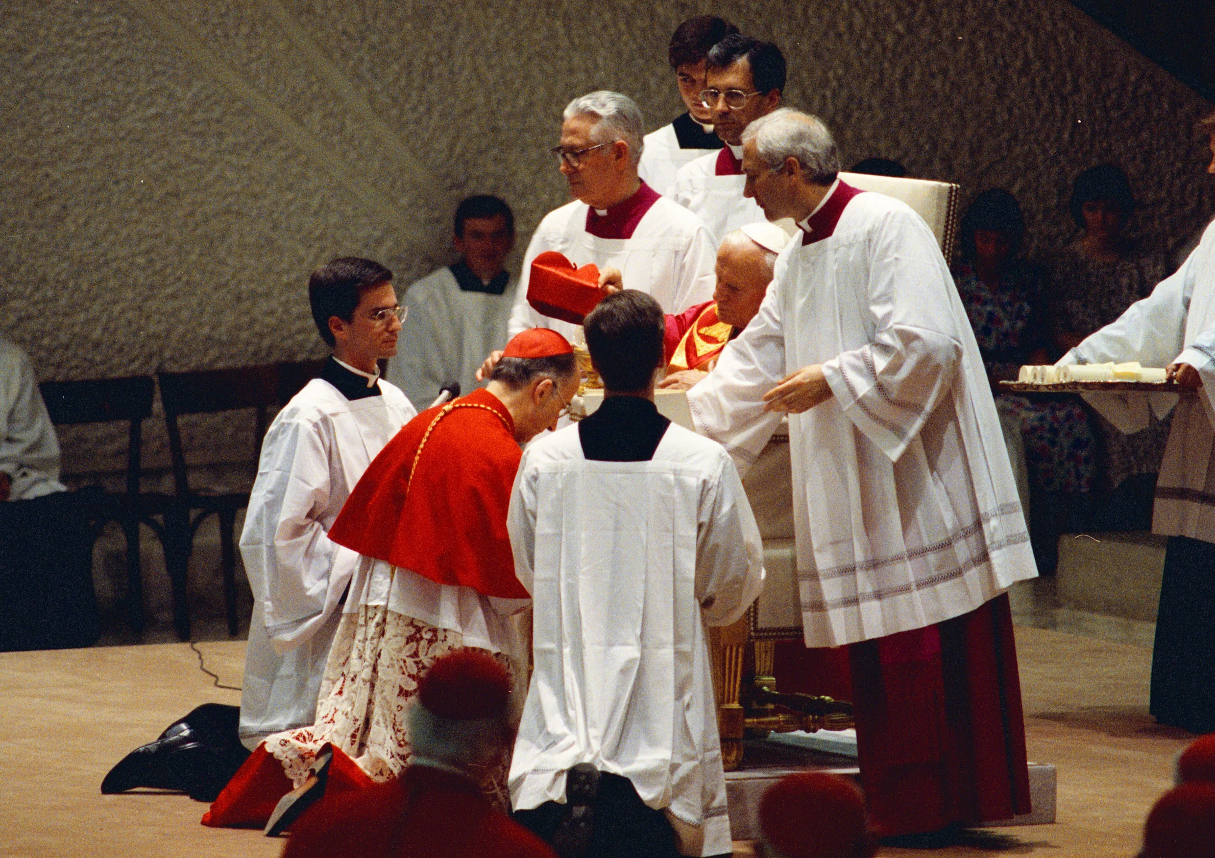 Ruini riceve la porpora cardinalizia da san Giovanni Paolo II nel concistoro del 28 giugno 1991. Aveva 60 anni e gli venne assegnato il titolo di Sant’Agnese fuori le Mura