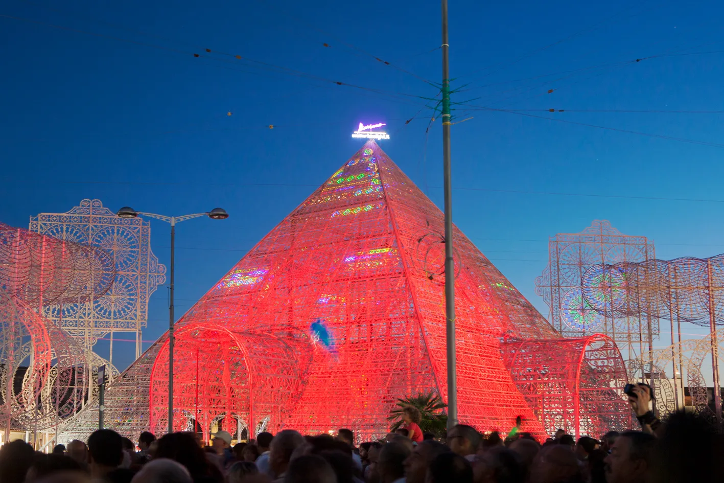 Luminarie alla Festa di Santa Domenica, Scorrano (Lecce) estate 2014. Particolare: La Piramide di Stargate, dell'azienda Mariano Light / Massimiliano Rella
