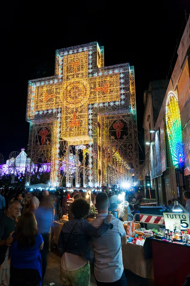 Festa delle Luminarie di Santa Domenica, a Scorrano (Lecce). Particolare della Croce dell’azienda De Cagna / Massimiliano Rella