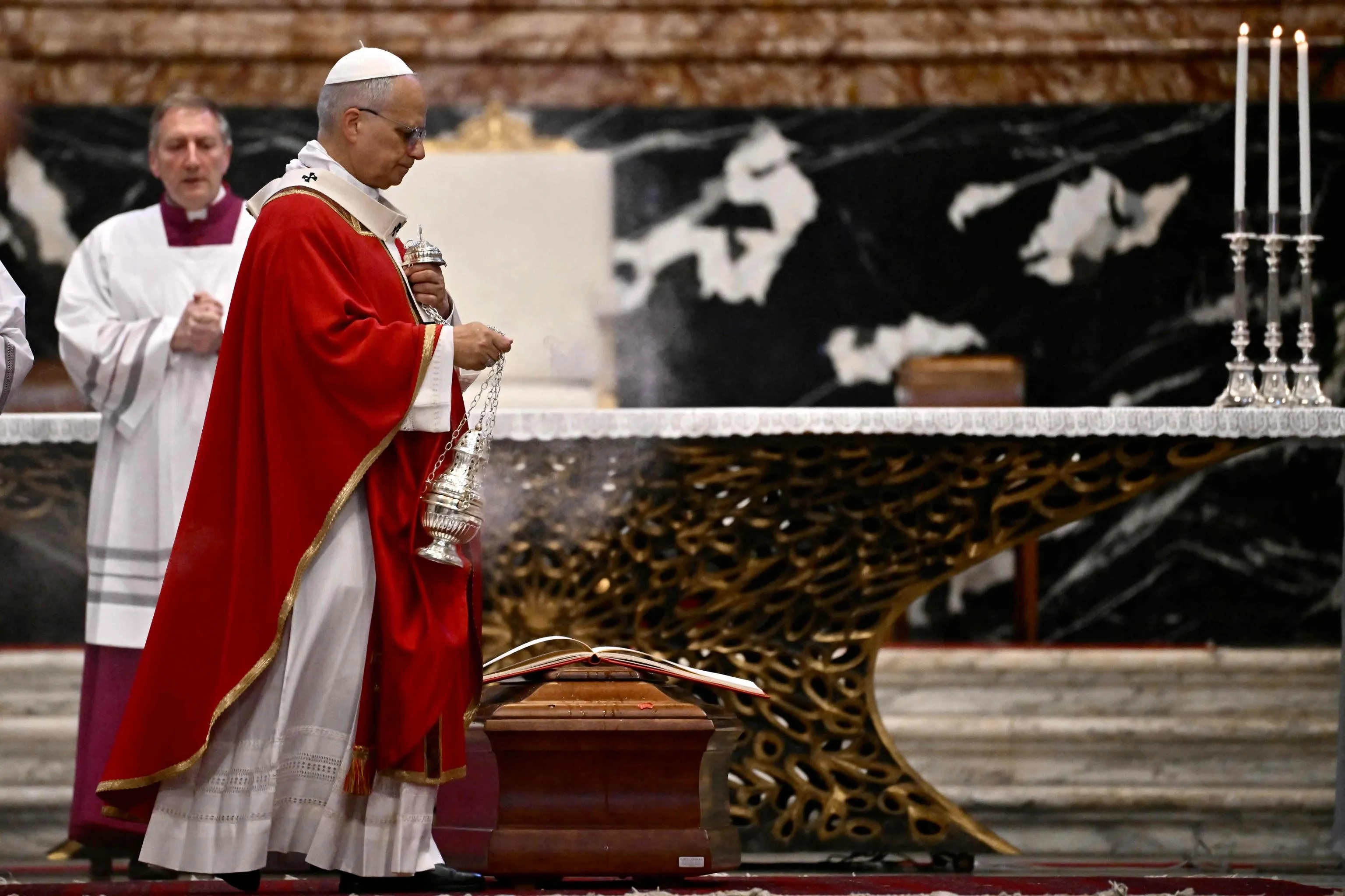 Papa Leone XIV incensa il feretro del cardinale Ruini al termine della Messe esequiale, 18 giugno 2026 - (ANSA)