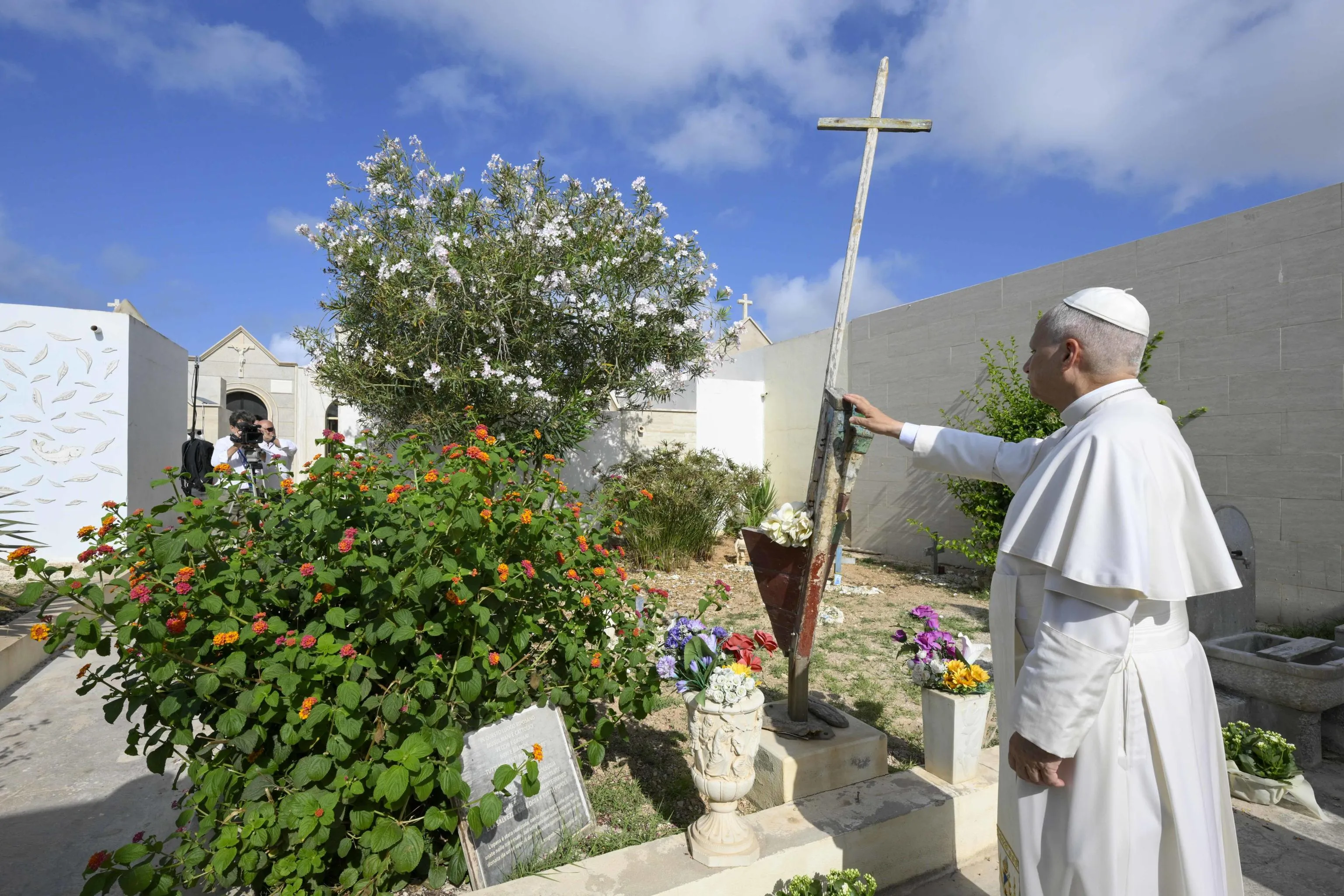 La visita di Papa Leone XVI a Lampedusa, il 4 luglio 2026. Il primo momento al cimitero per la preghiera davanti alle tombe dei migranti naufragati in mare / Ansa - Vatican media press office