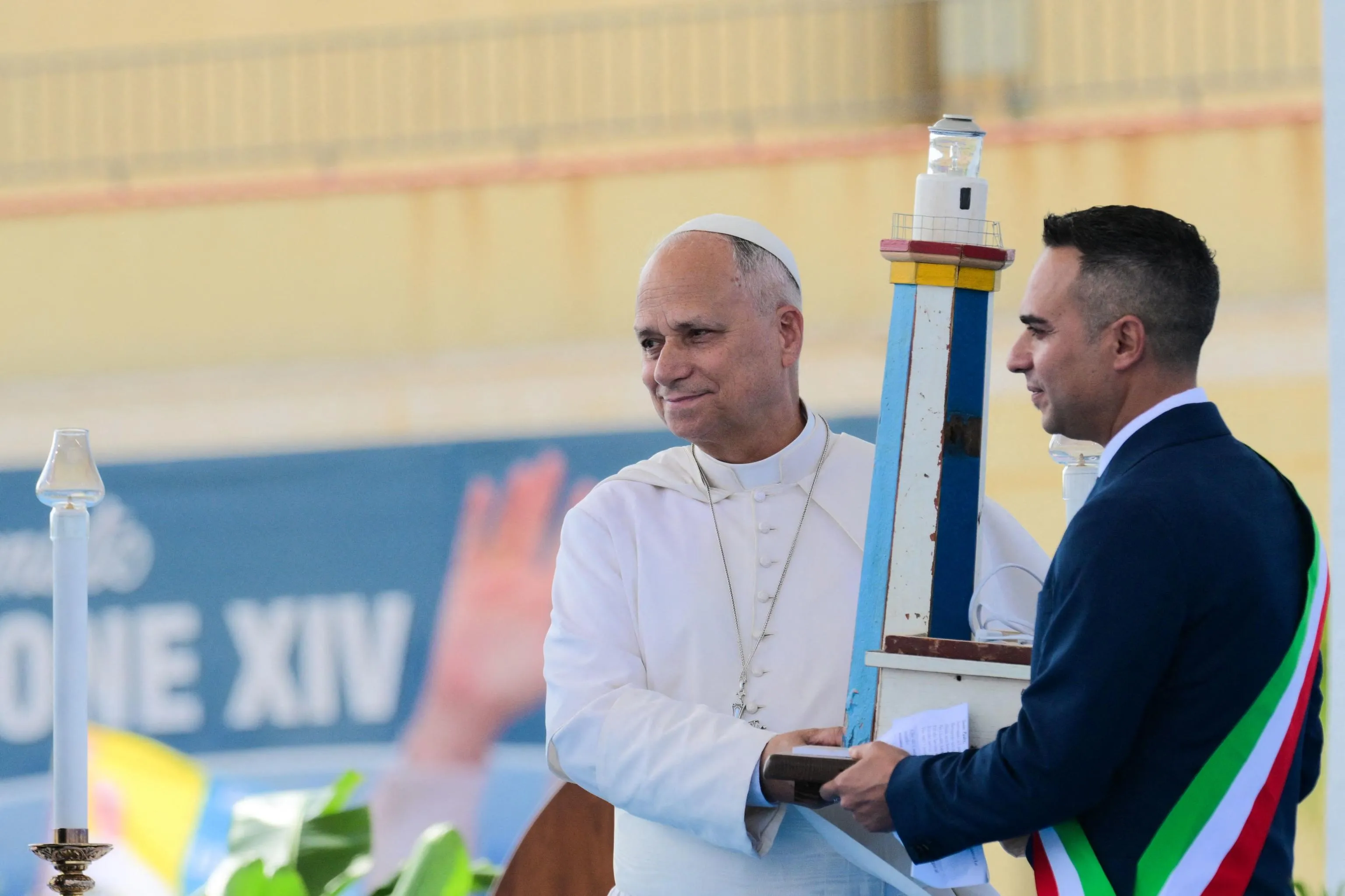 Il sindaco di Lampedusa, Filippo Mannino, dona al Papa un faro di circa 70 centimetri, realizzato con il legno dei barconi dei migranti / Afp Tiziana Fabi