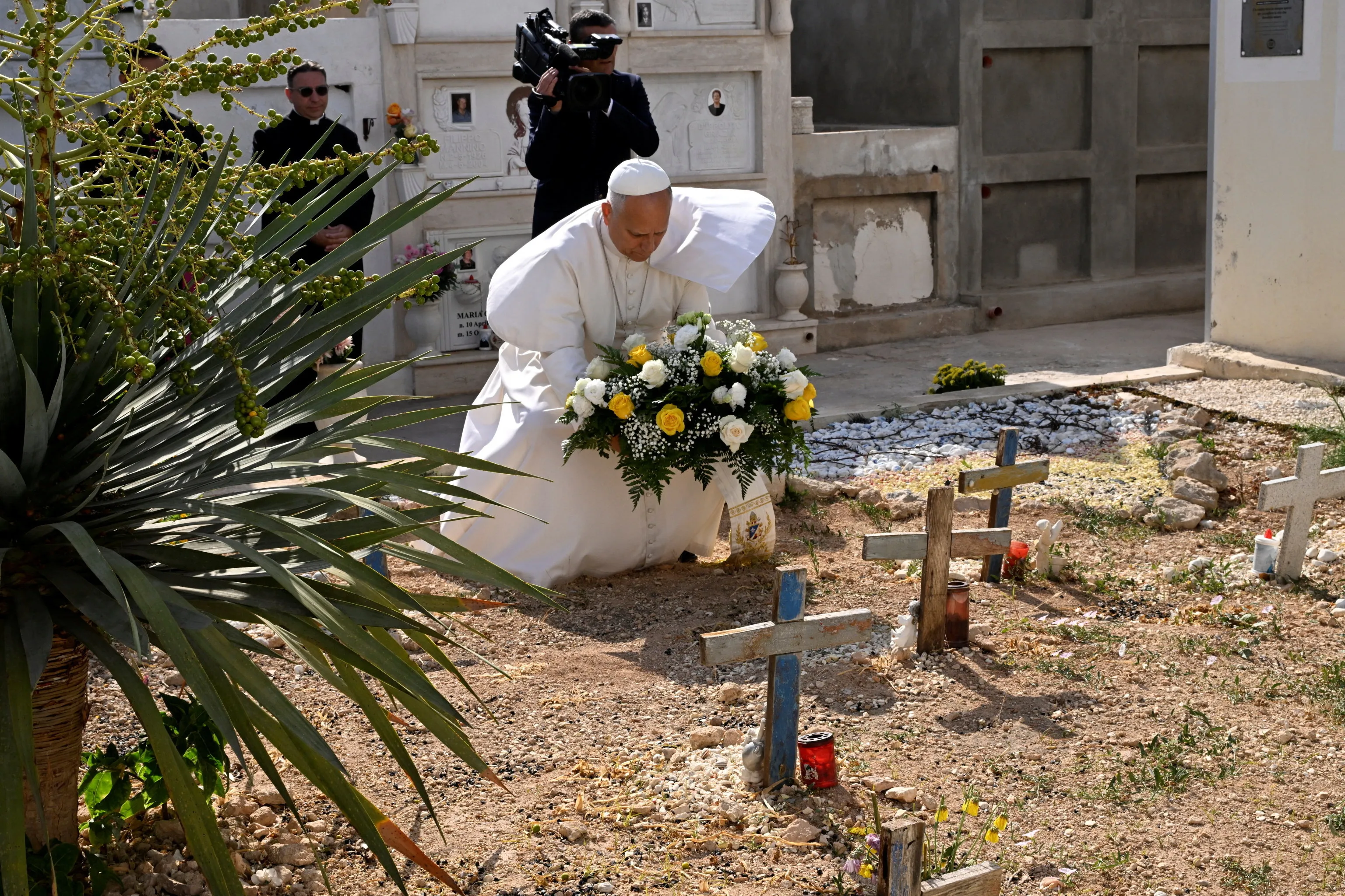 La visita di papa Leone XIV a Lampedusa, il 4 luglio 2026. Il primo momento è al cimitero, per la preghiera davanti alle tombe dei migranti naufragati in mare con un omaggio floreale / Ansa_Ciro Fusco