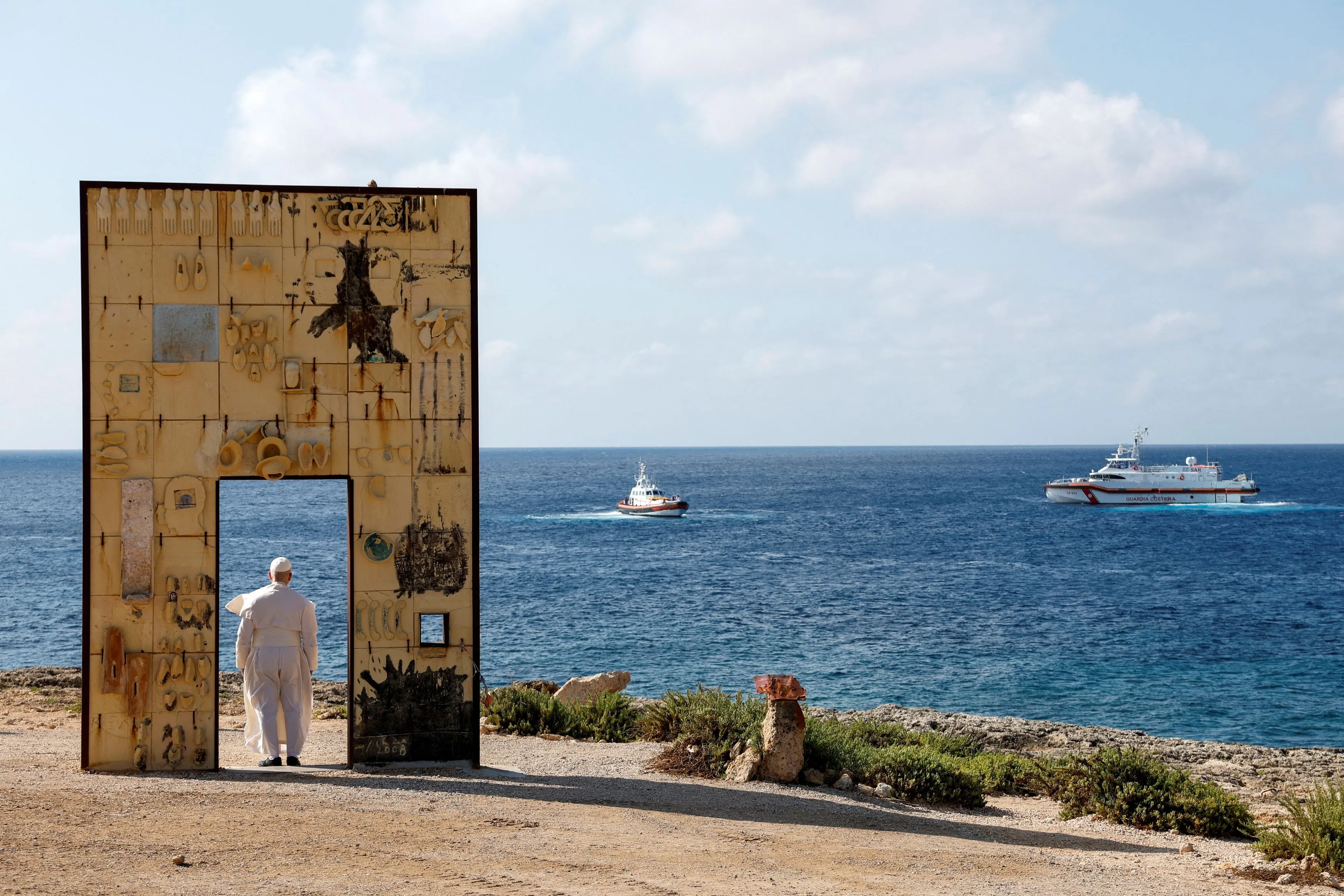 La visita di Papa Leone XVI a Lampedusa, il 4 luglio 2026. Prevost alla Porta d’Europa, il monumento che rende omaggio ai migranti ed è simbolo della frontiera più a sud dell’Italia e del continente © Reuters_Remo Casilli